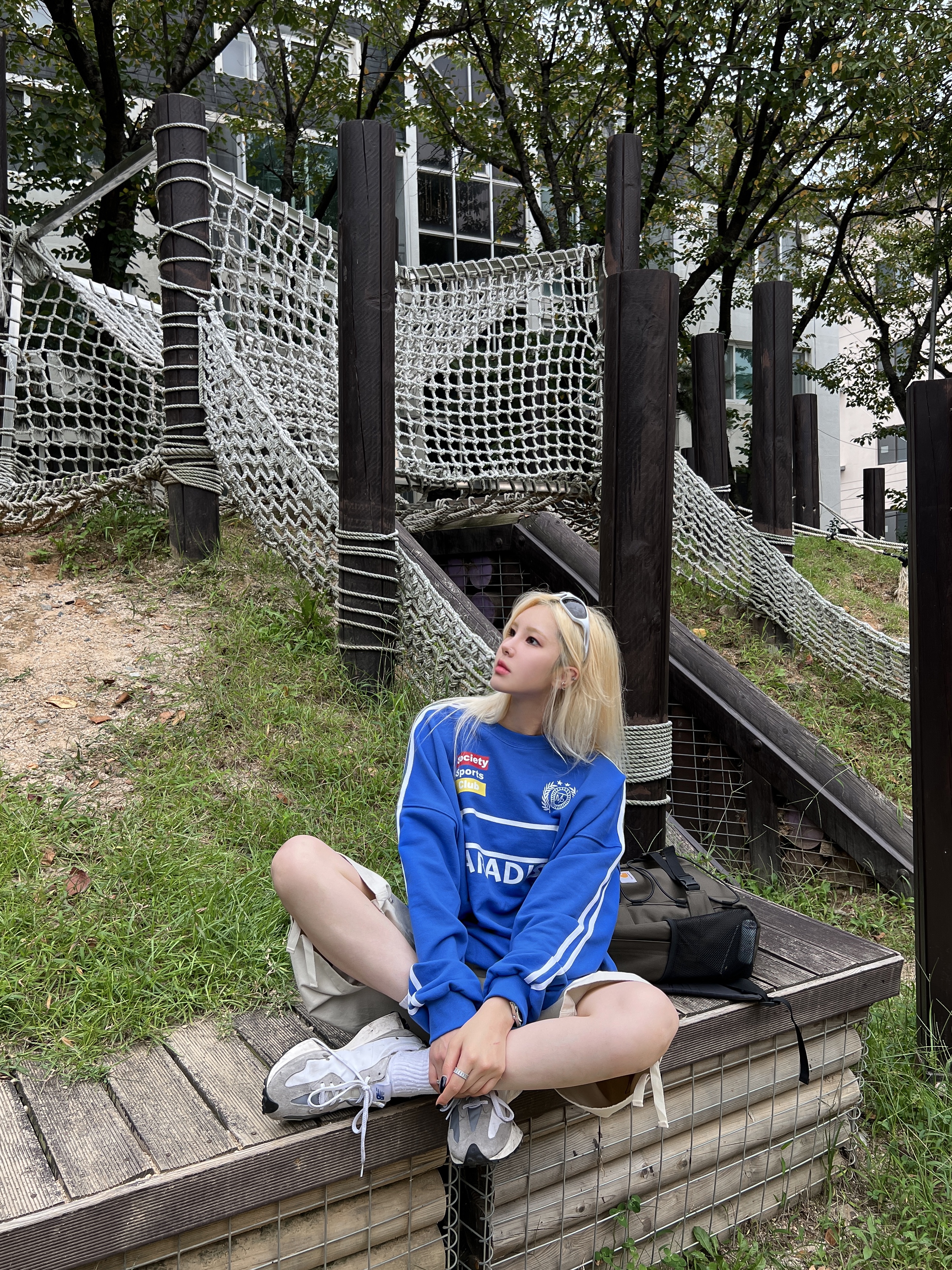 New Balance 327 Grey 착용 스타일 - 1