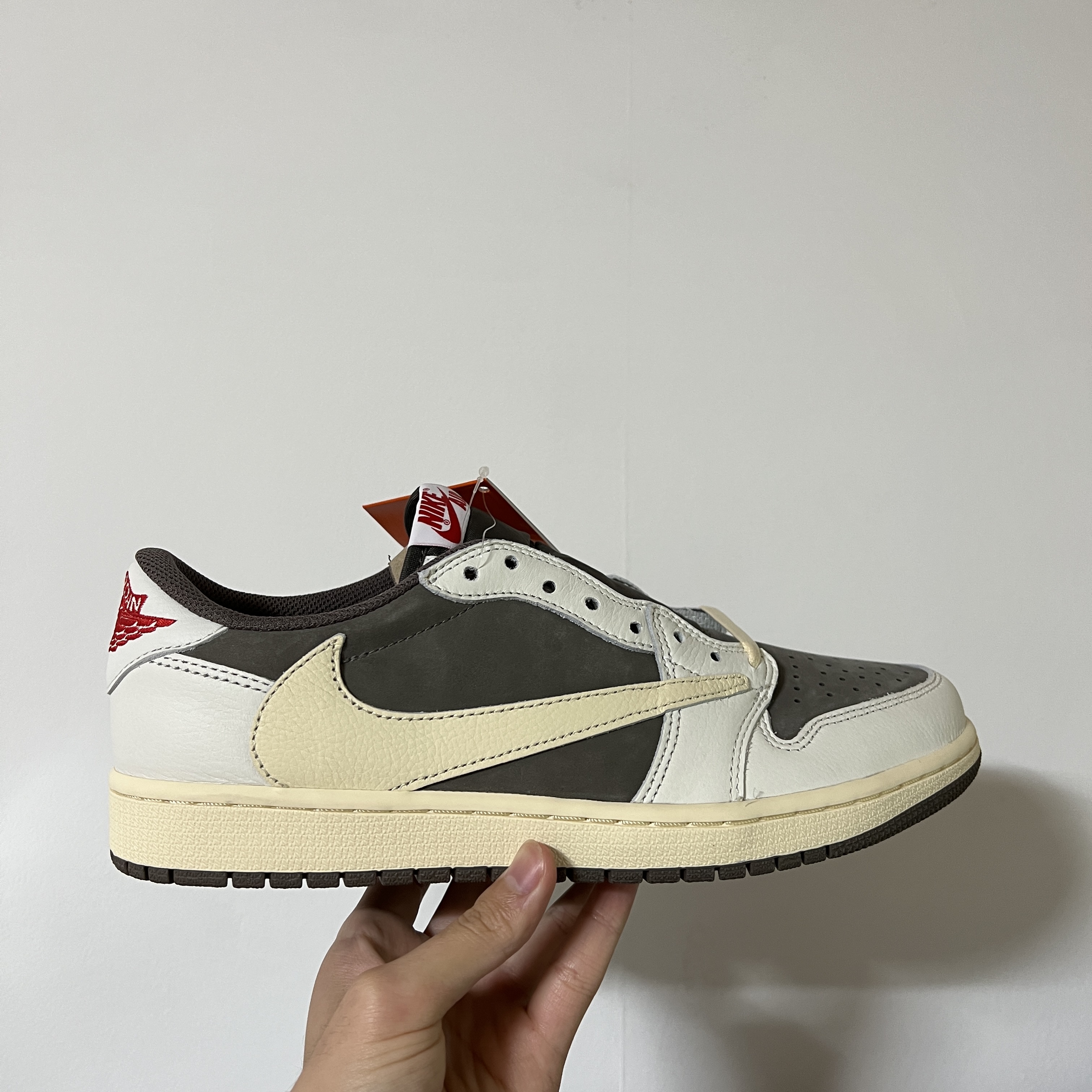 Jordan 1 x Travis Scott Retro Low OG SP Sail and Ridgerock 착용 스타일