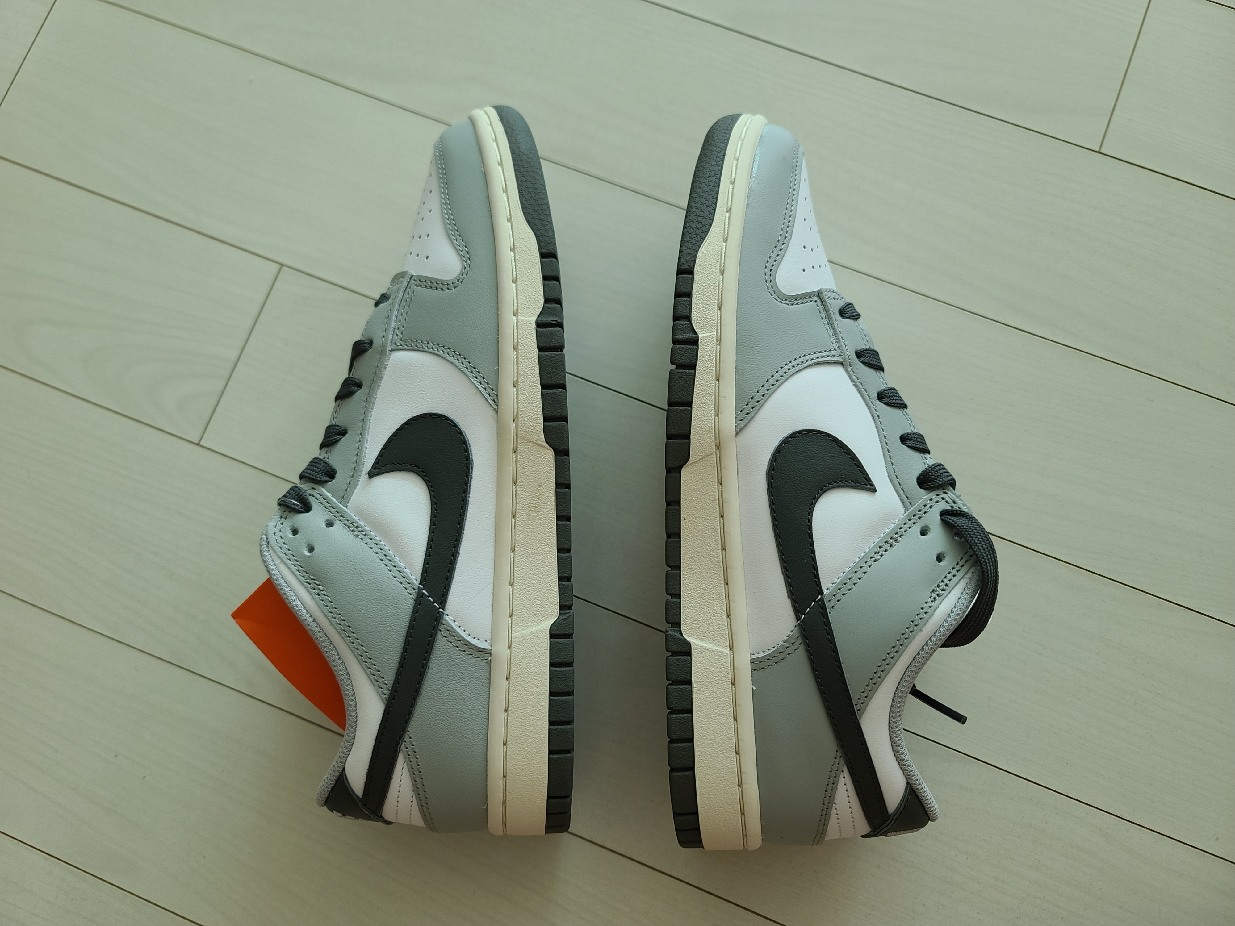 (W) Nike Dunk Low Light Smoke Grey 착용 스타일 - 4