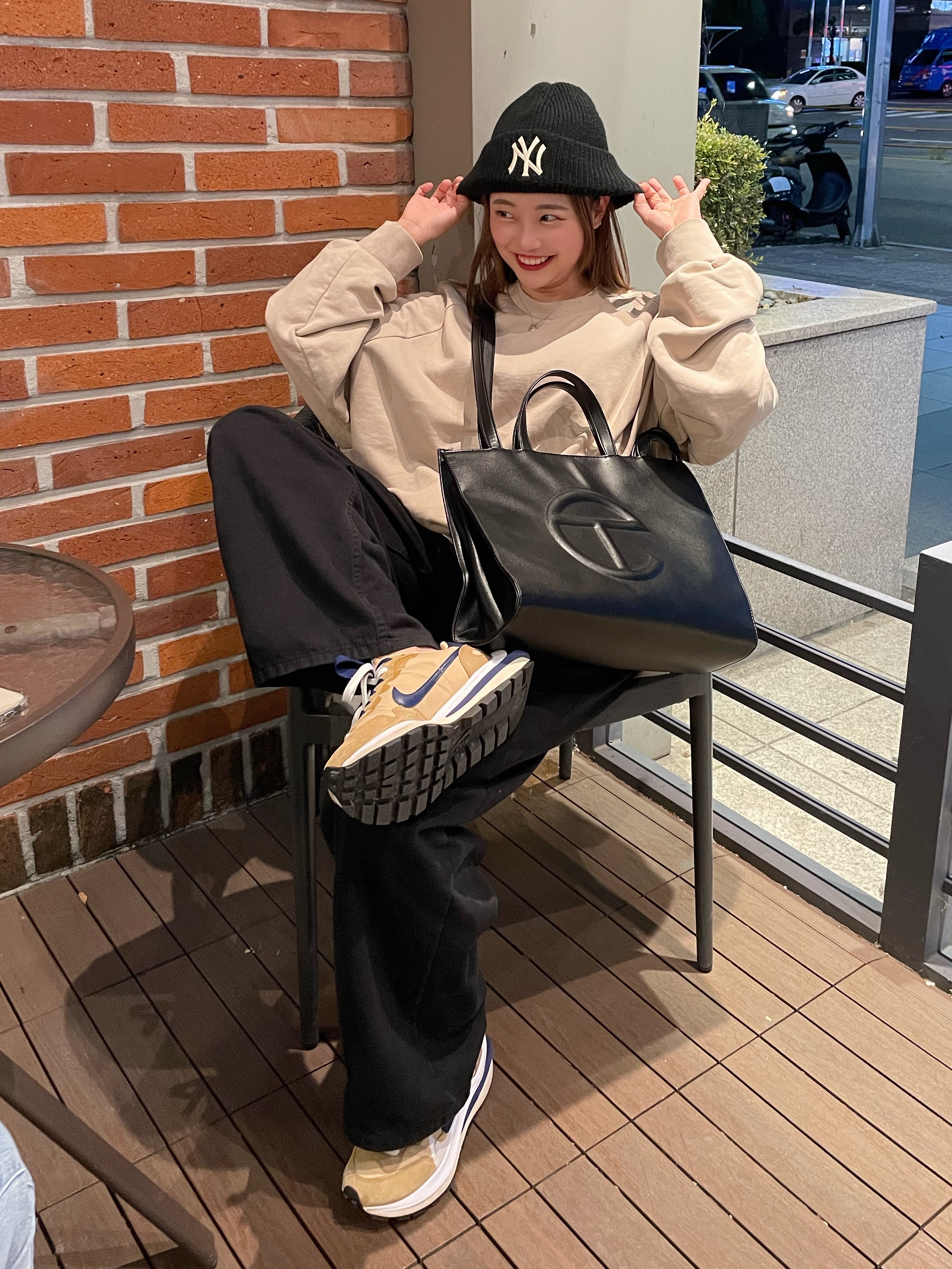 Nike x Sacai VaporWaffle Sesame and Blue Void, Telfar Medium Shopping Bag Black 착용 스타일 - 2