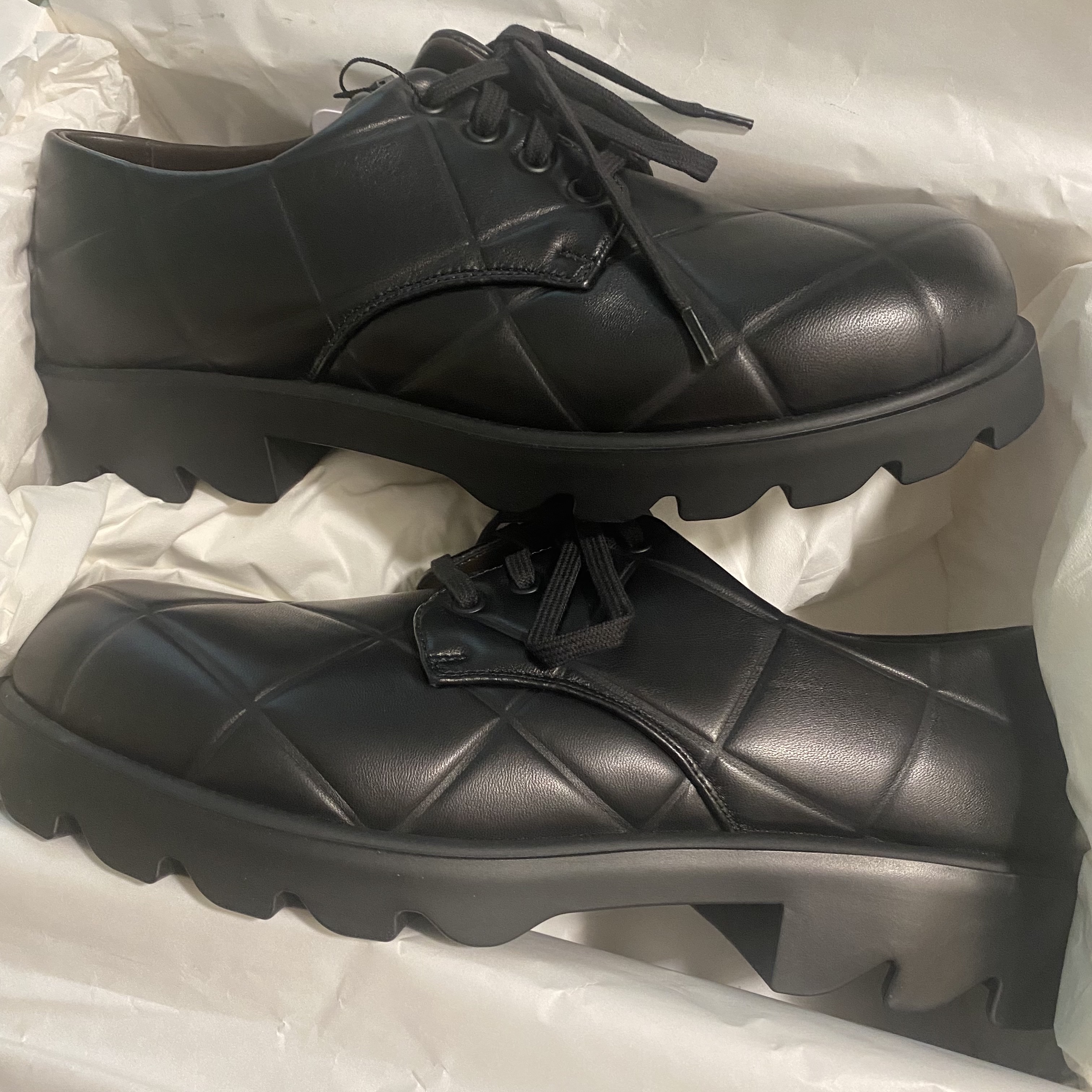 Bottega Veneta Padded Leather Strut Grid Lace-Up Shoes Black 착용 스타일