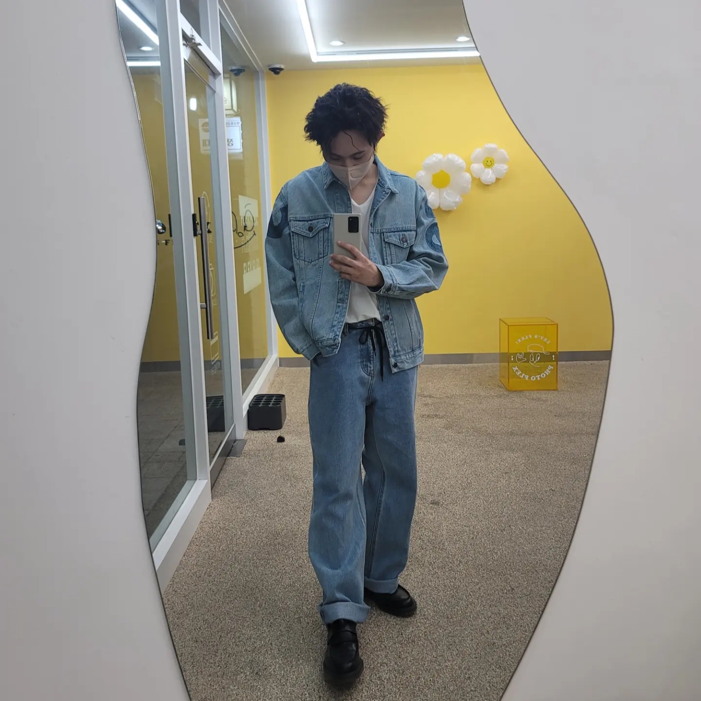 Supreme Inset Logo Denim Trucker Jacket Washed Blue - 22SS 착용 스타일 - 2