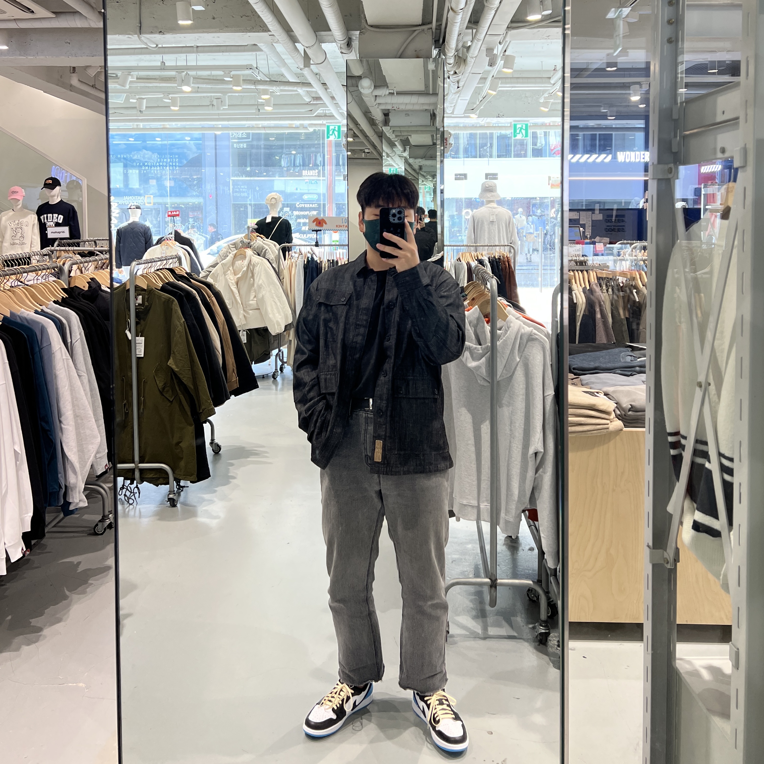 Jordan 1 Retro Low OG Black and Dark Powder Blue, Essentials T-Shirt Black - 21SS 착용 스타일 - 1