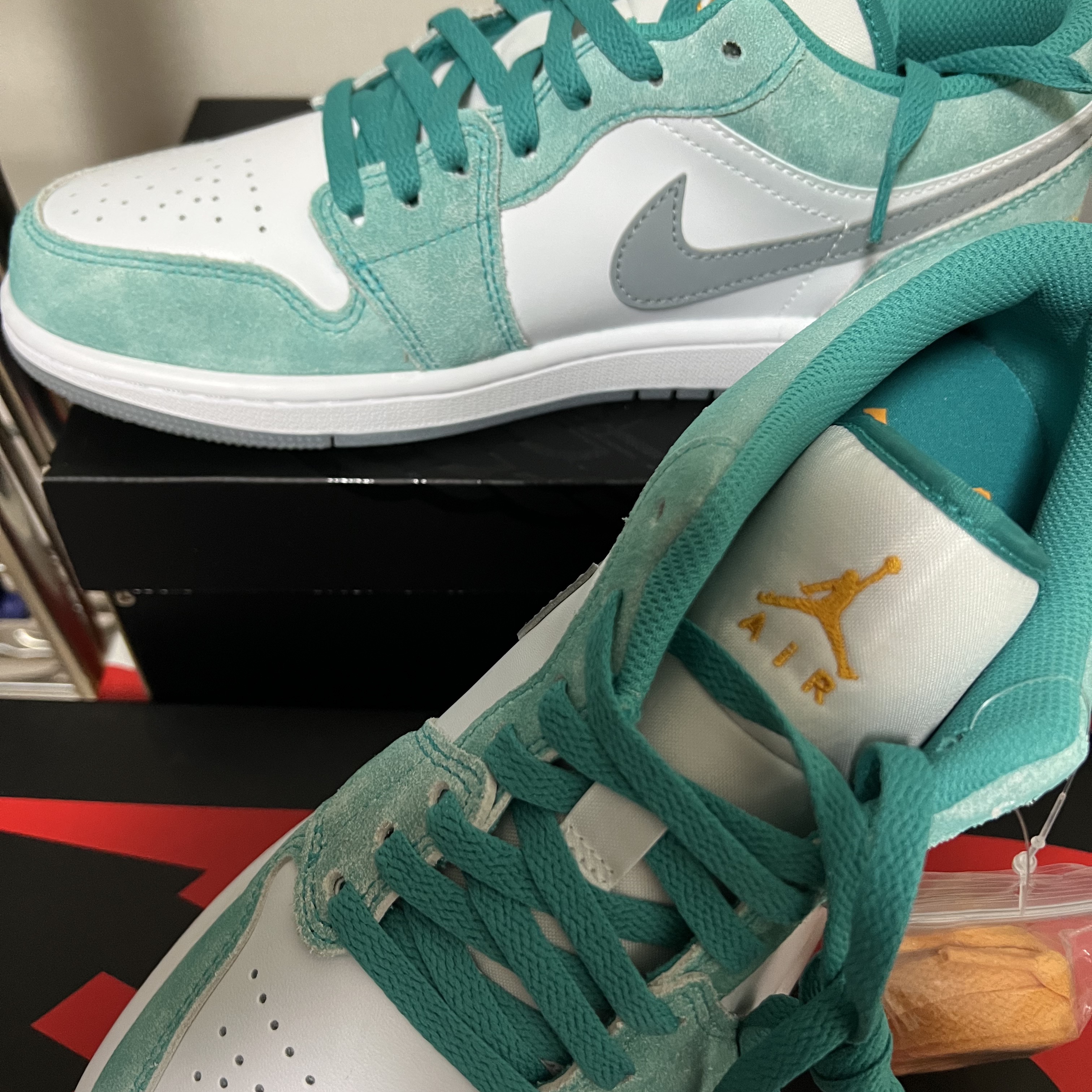 Jordan 1 Low SE New Emerald 착용 스타일