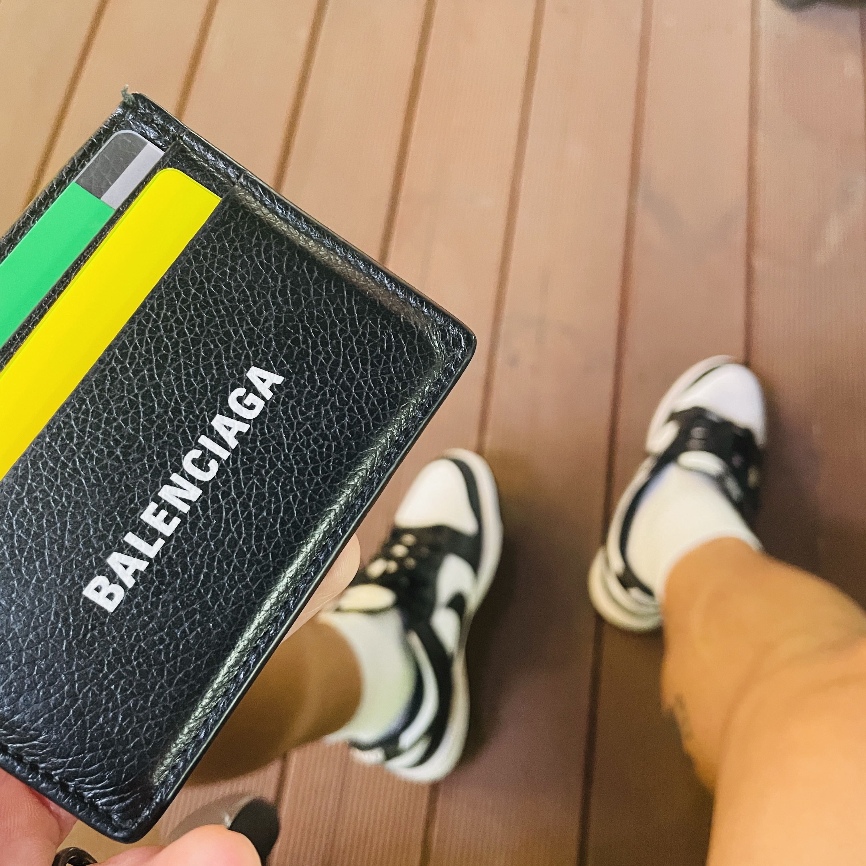 Nike Dunk Low Retro Black, Balenciaga Cash Card Holder Black 착용 스타일