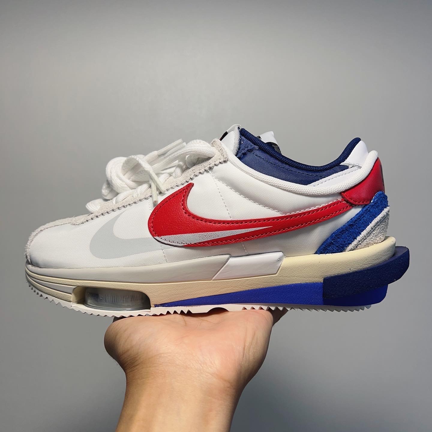 Nike x Sacai Zoom Cortez SP White and University Red 착용 스타일 - 1