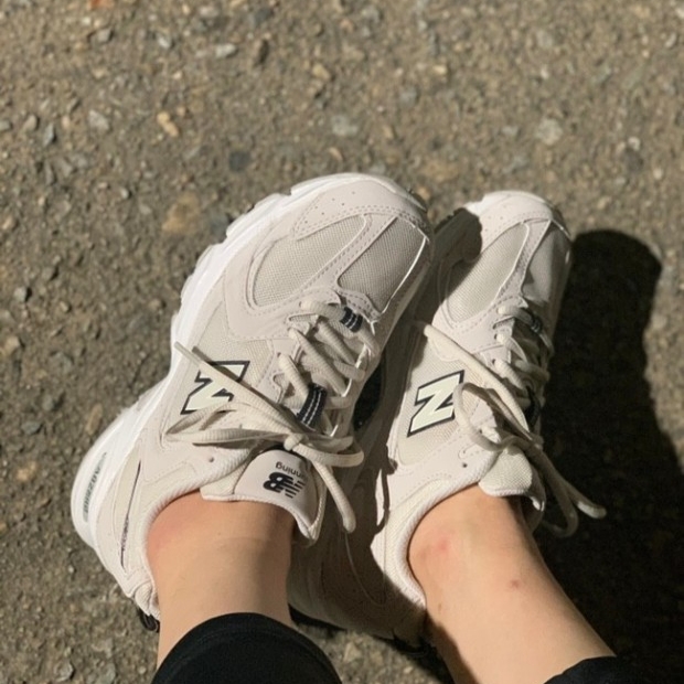 New Balance 530 Ivory 착용 스타일