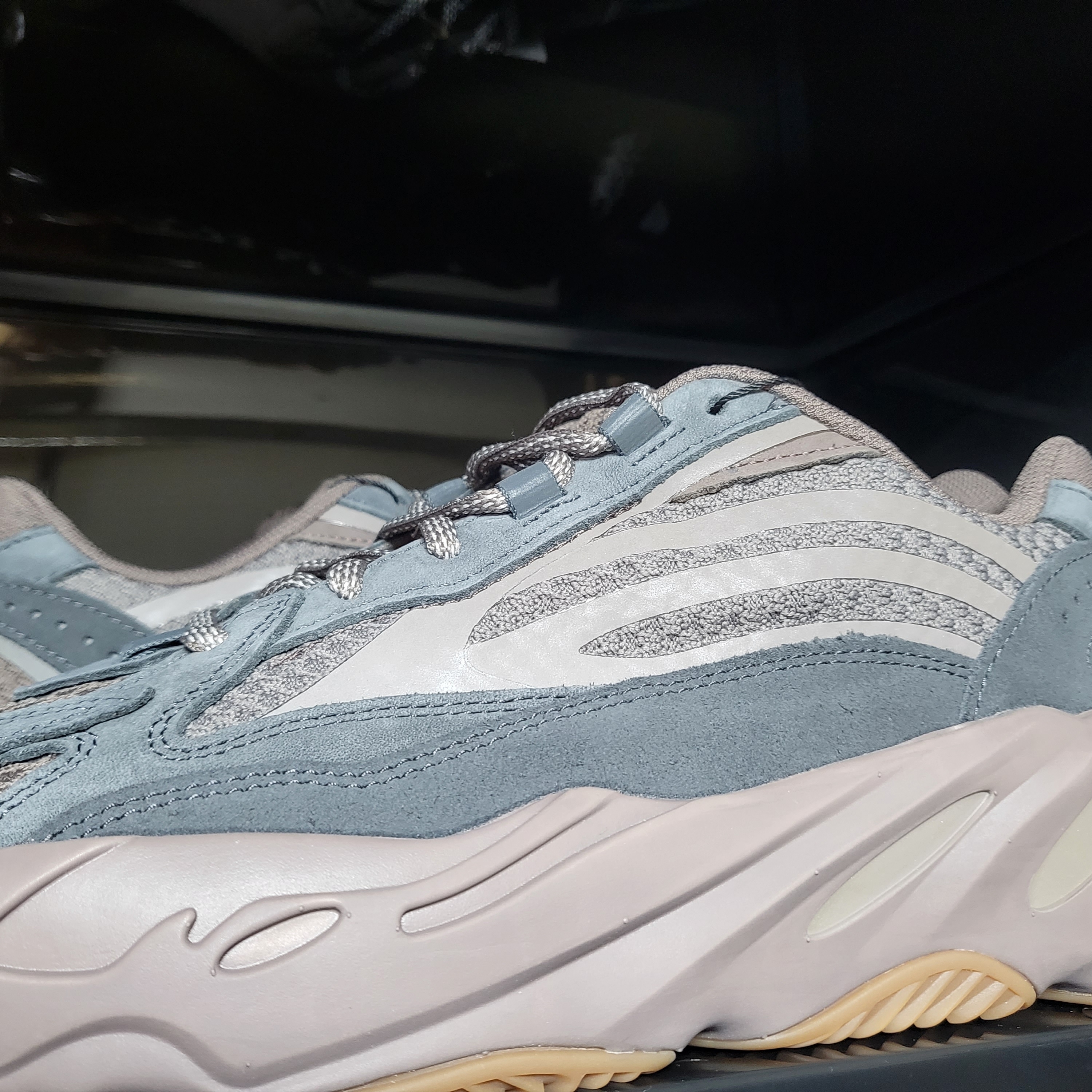 Adidas Yeezy Boost 700 V2 Mauve 착용 스타일