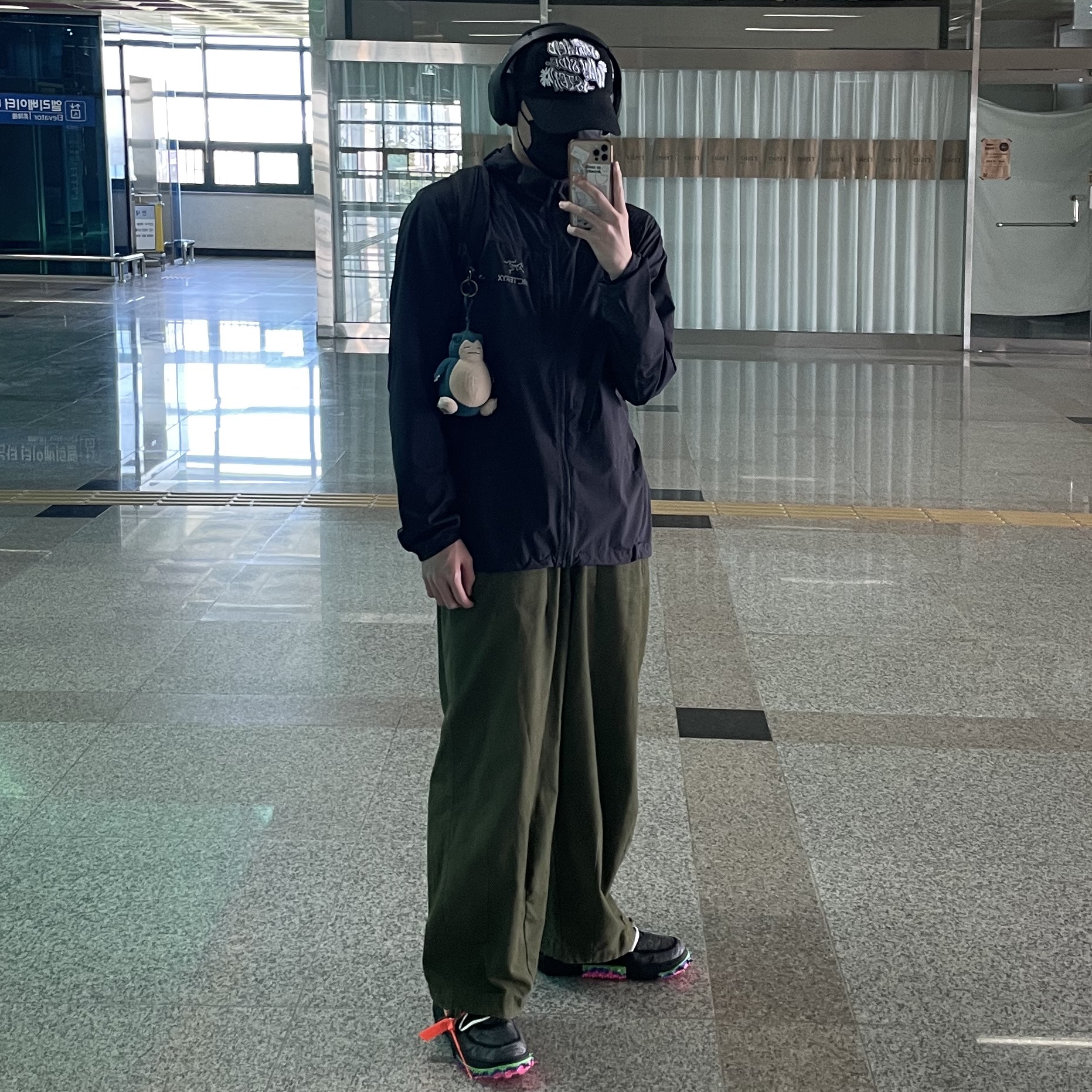 Nike x Off-White Air Force 1 Mid SP Black, Arc'teryx Squamish Hoody Black 착용 스타일 - 2