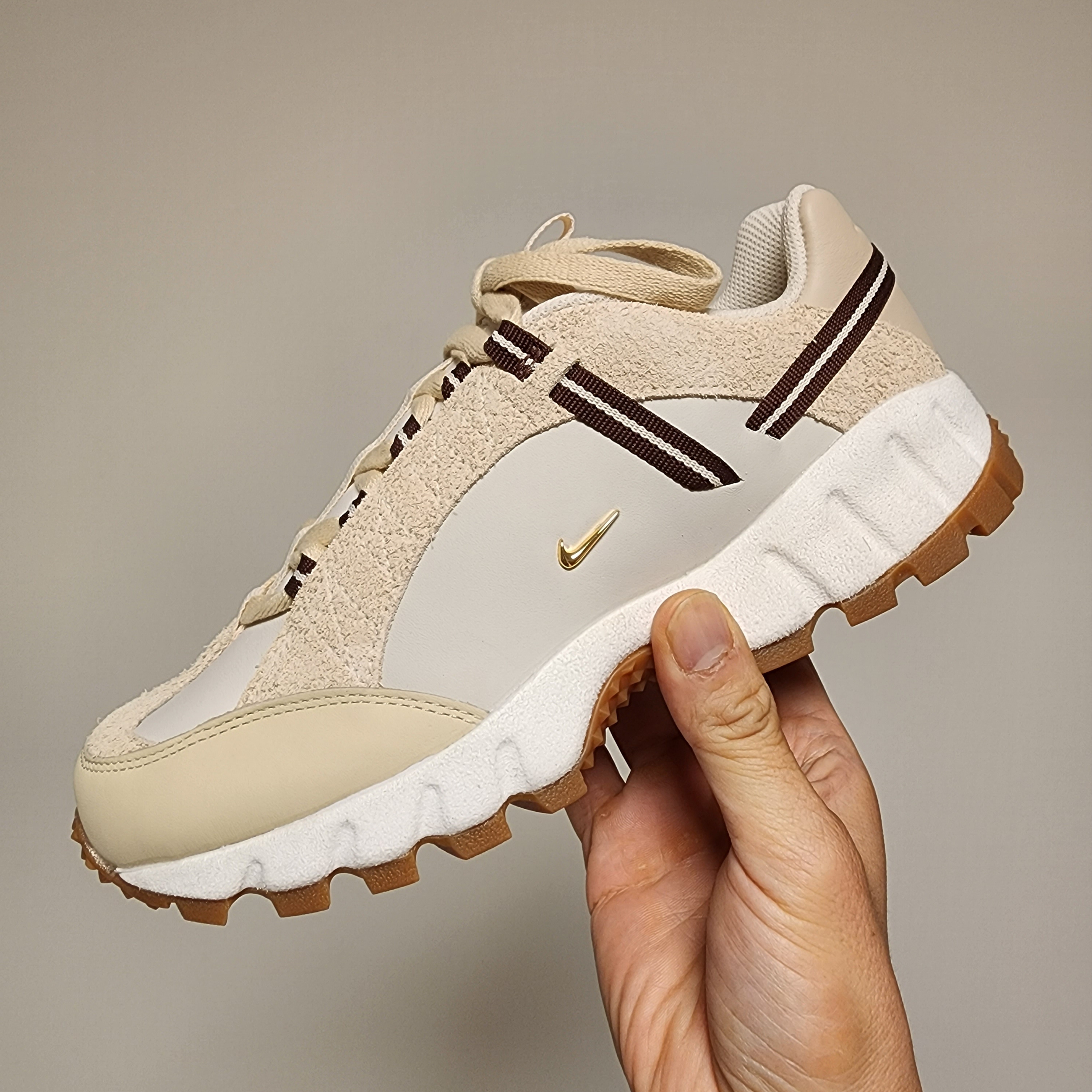 Nike x Jacquemus Air Humara LX Light Bone and Gold 착용 스타일 - 1
