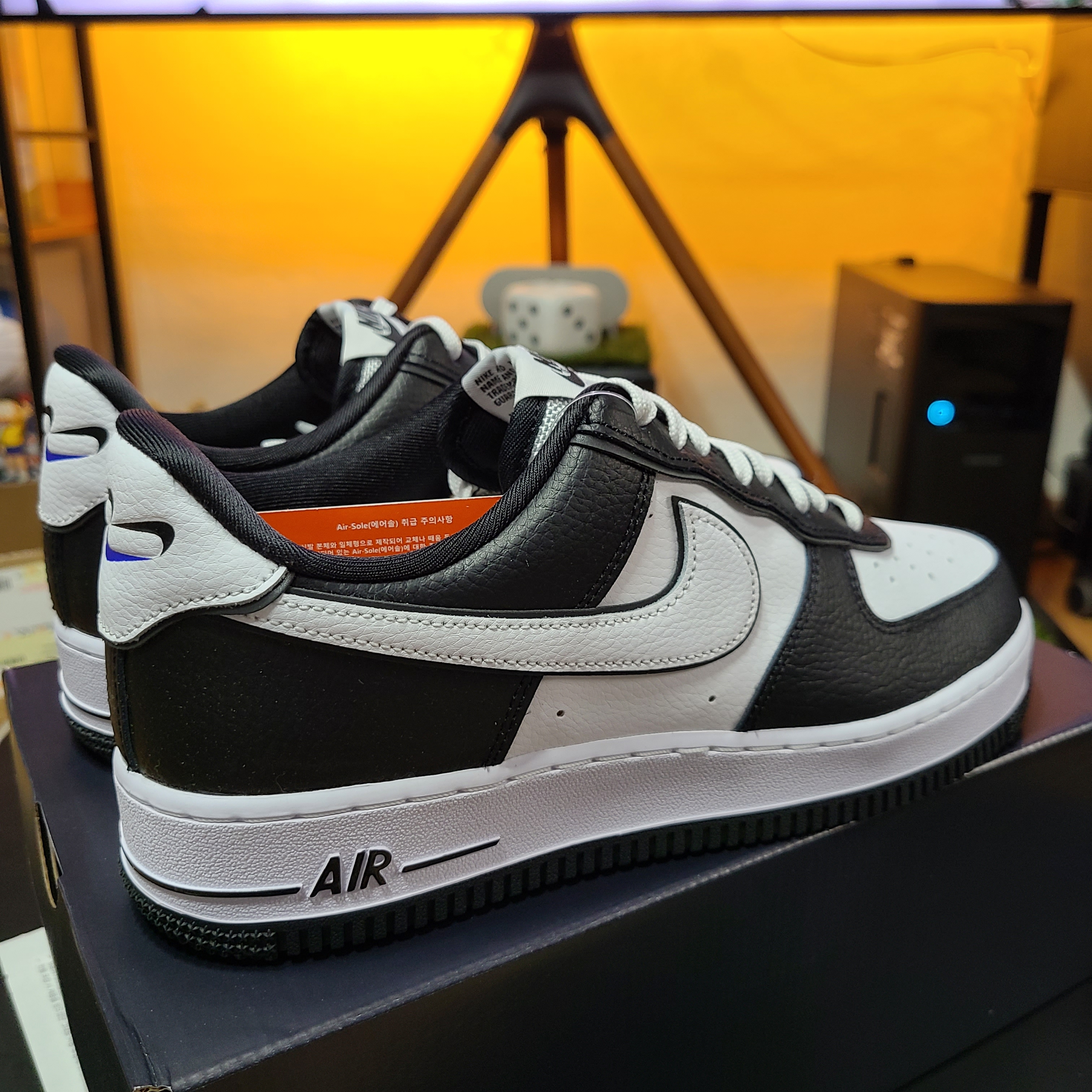 Nike Air Force 1 '07 LV8 White Black 착용 스타일 - 2