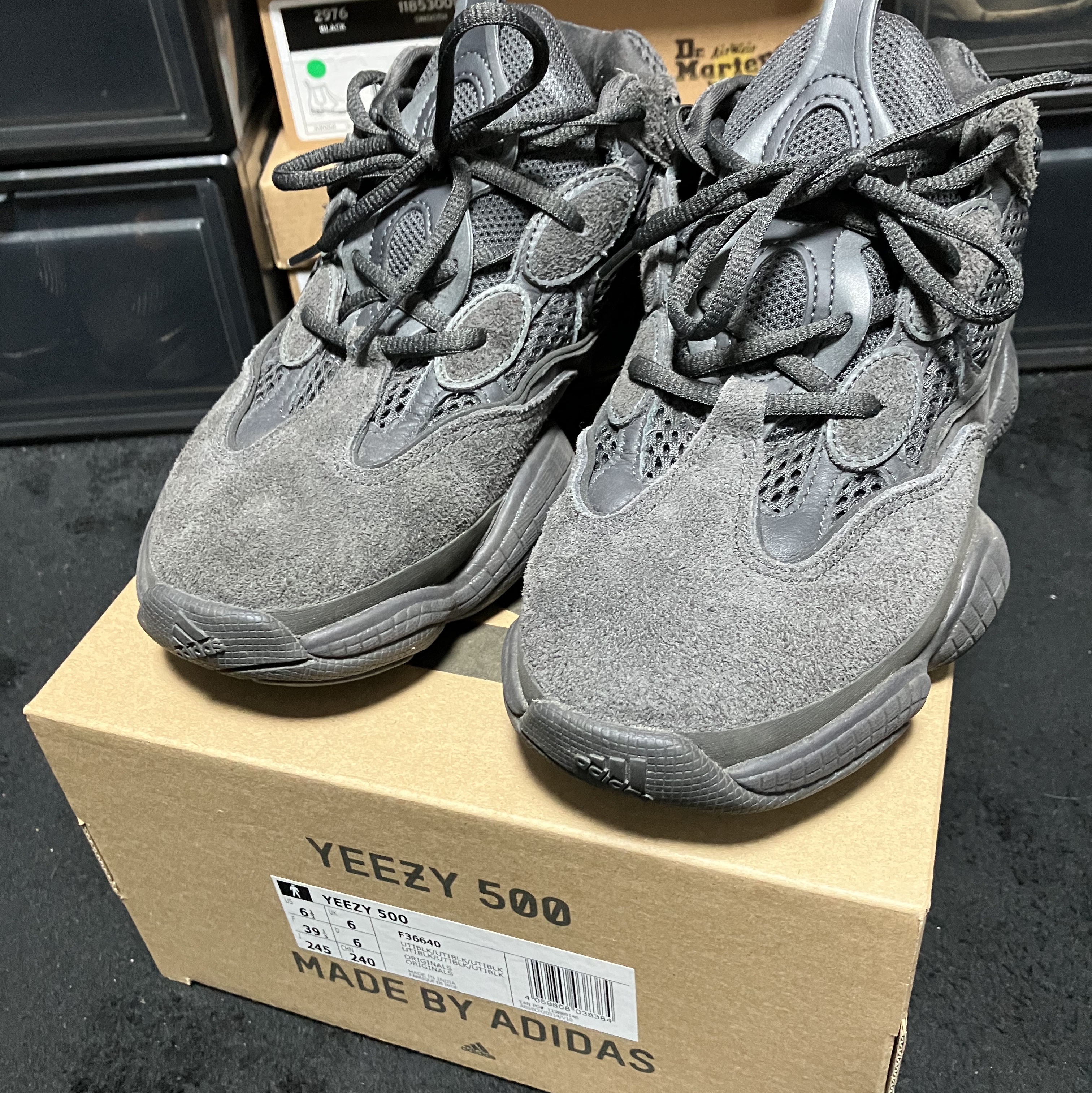 Adidas Yeezy 500 Utility Black 2018/2020 착용 스타일 - 1