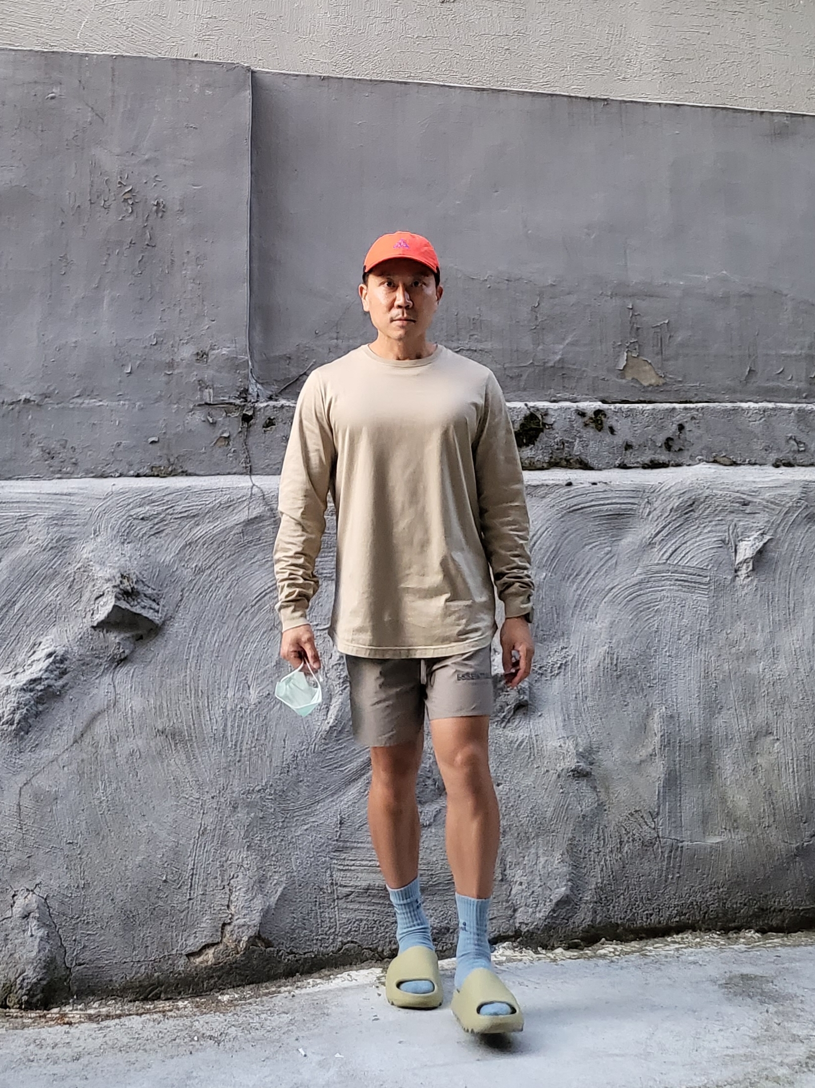Nike ACG H86 Cap Habanero Red, Essentials Volley Shorts Taupe - 21SS 착용 스타일 - 1