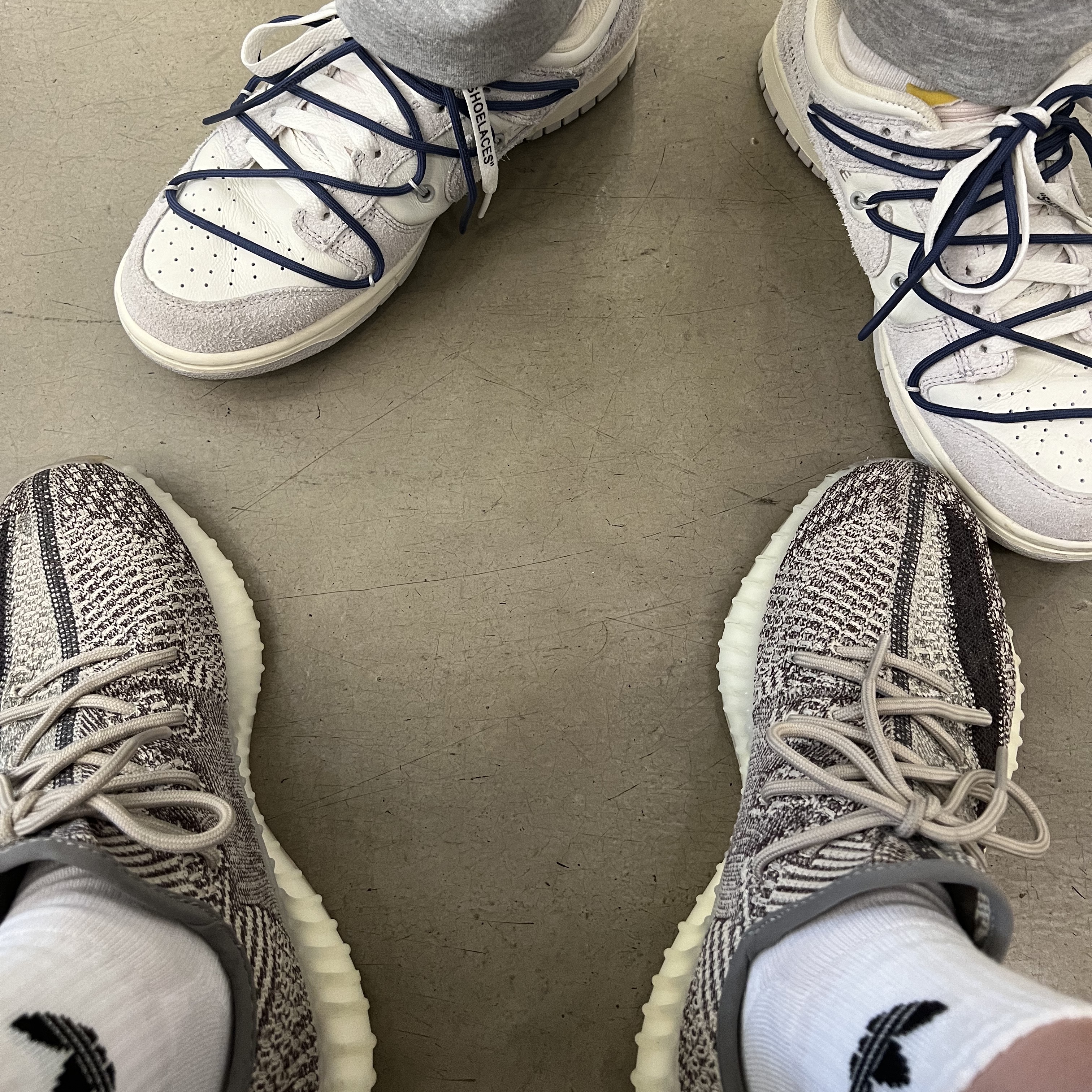 Adidas Yeezy Boost 350 V2 Zyon, Nike x Off-White Dunk Low The 50 - Lot 18 착용 스타일