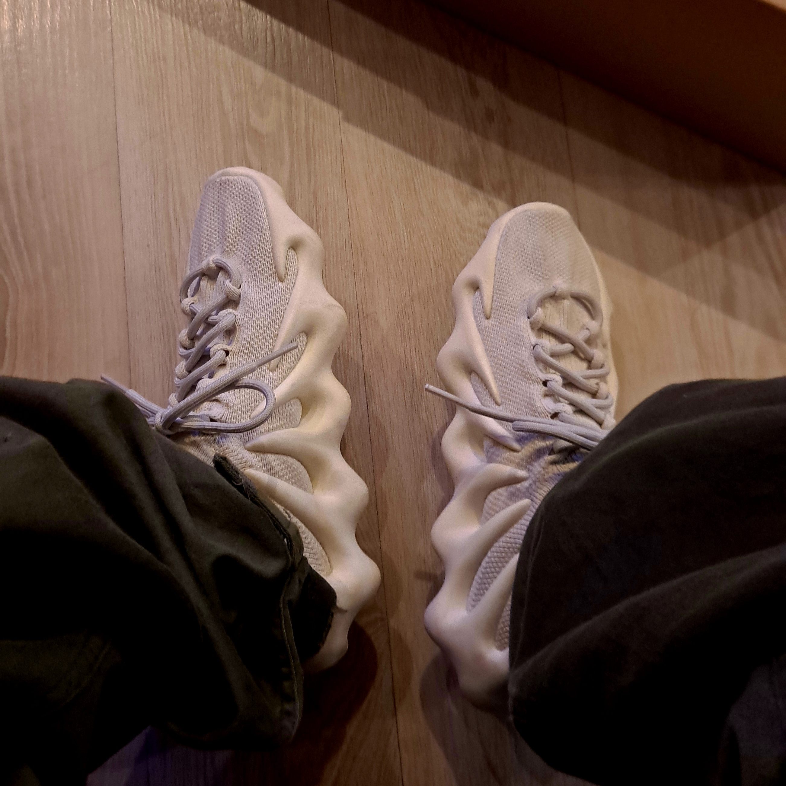 Adidas Yeezy 450 Cloud White 착용 스타일