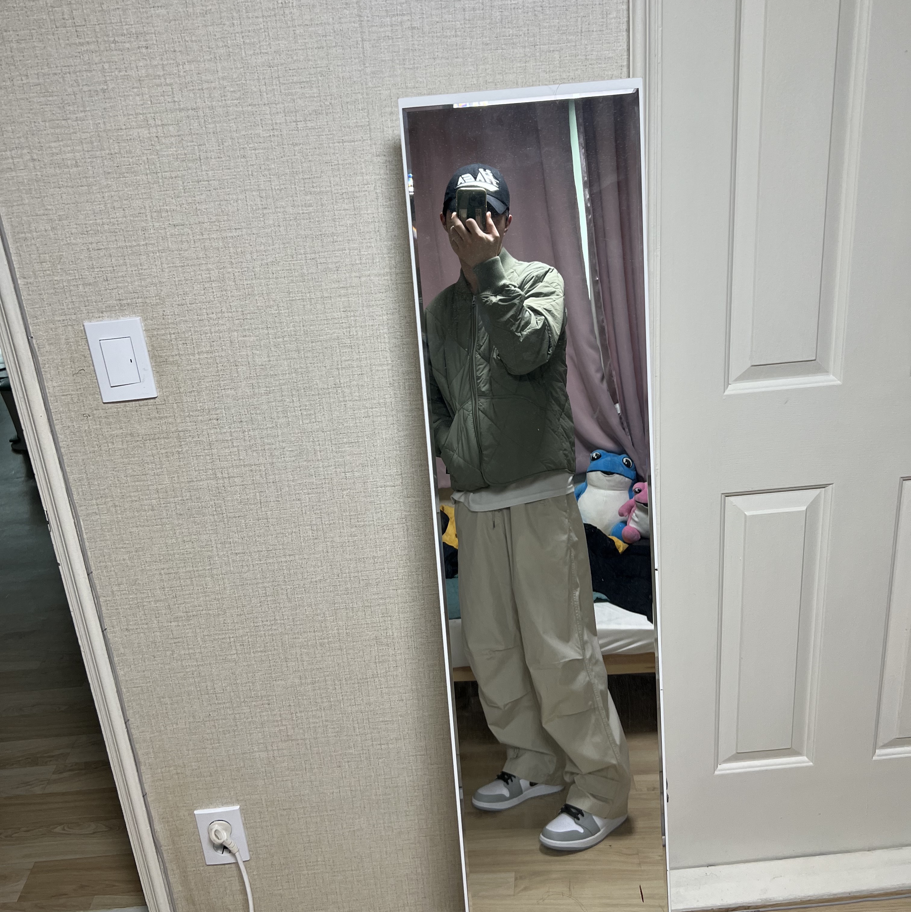 Jordan 1 Mid Light Smoke Grey, Stussy Dice Quilted Liner Jacket Olive 착용 스타일