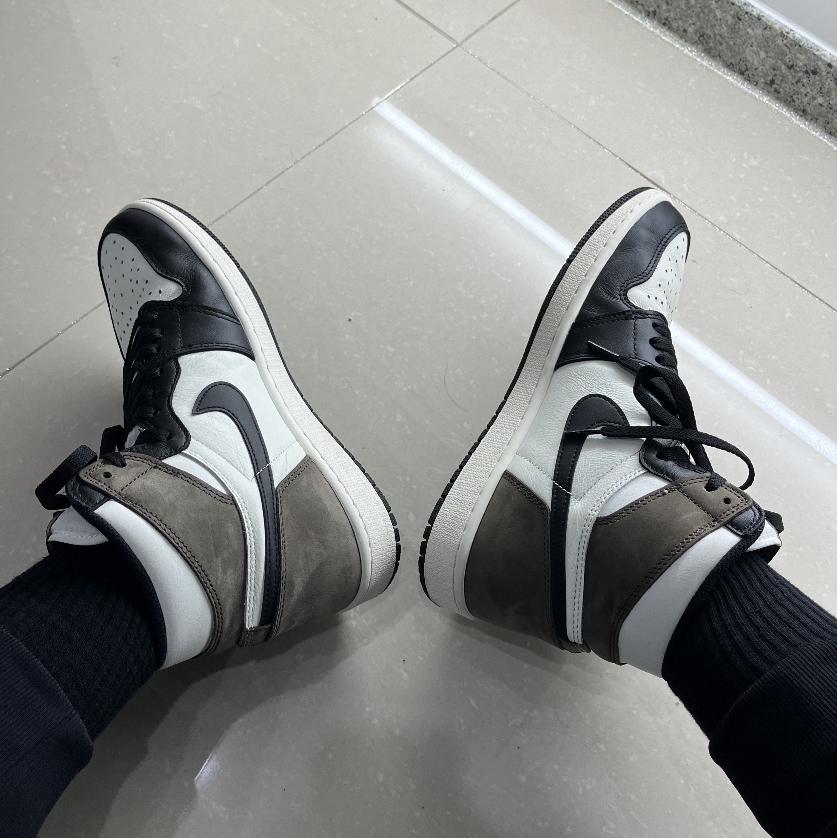 Jordan 1 Retro High OG Black Mocha 착용 스타일 - 1