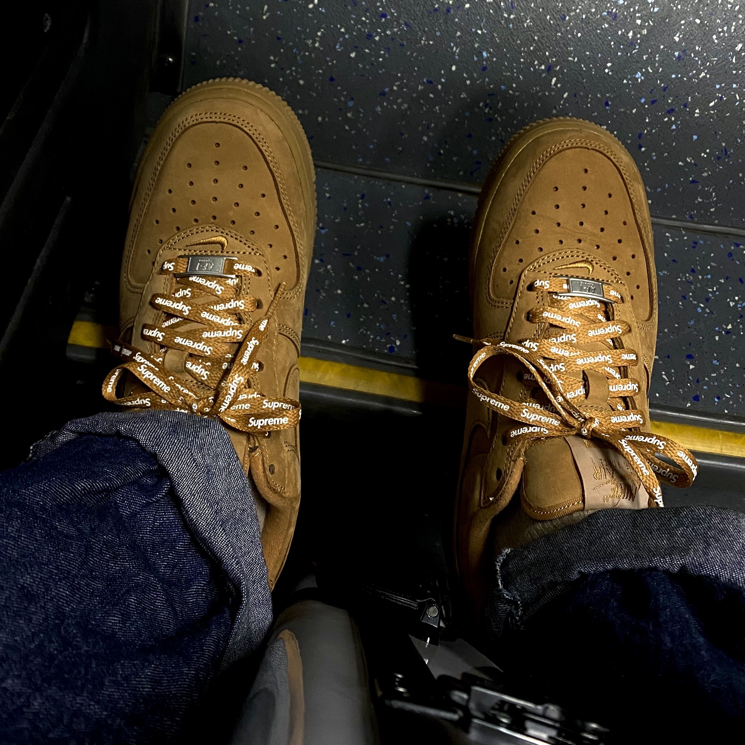 Nike x Supreme Air Force 1 Low Flax 착용 스타일