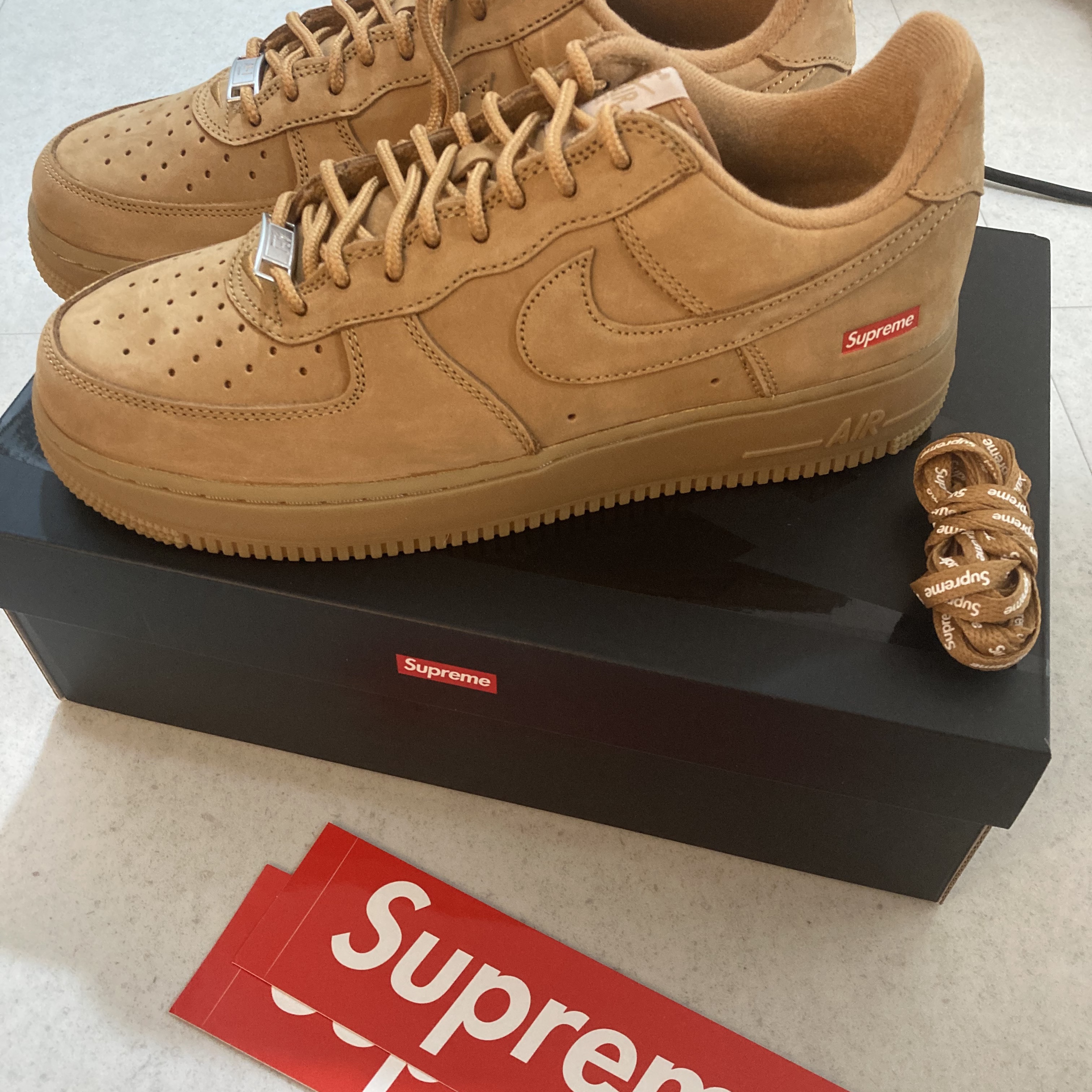 Nike x Supreme Air Force 1 Low Flax 착용 스타일