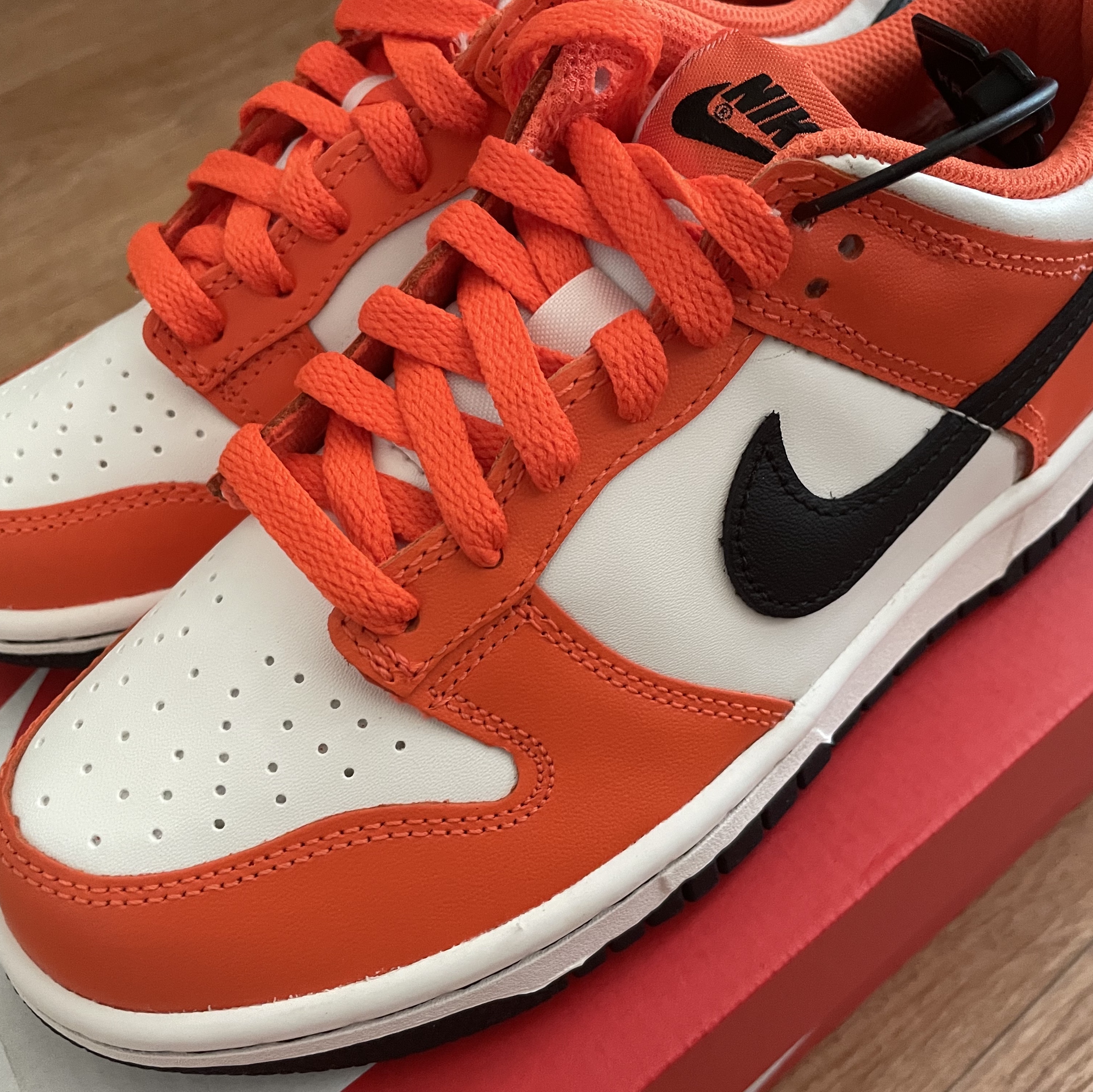 (GS) Nike Dunk Low Safety Orange 착용 스타일 - 3