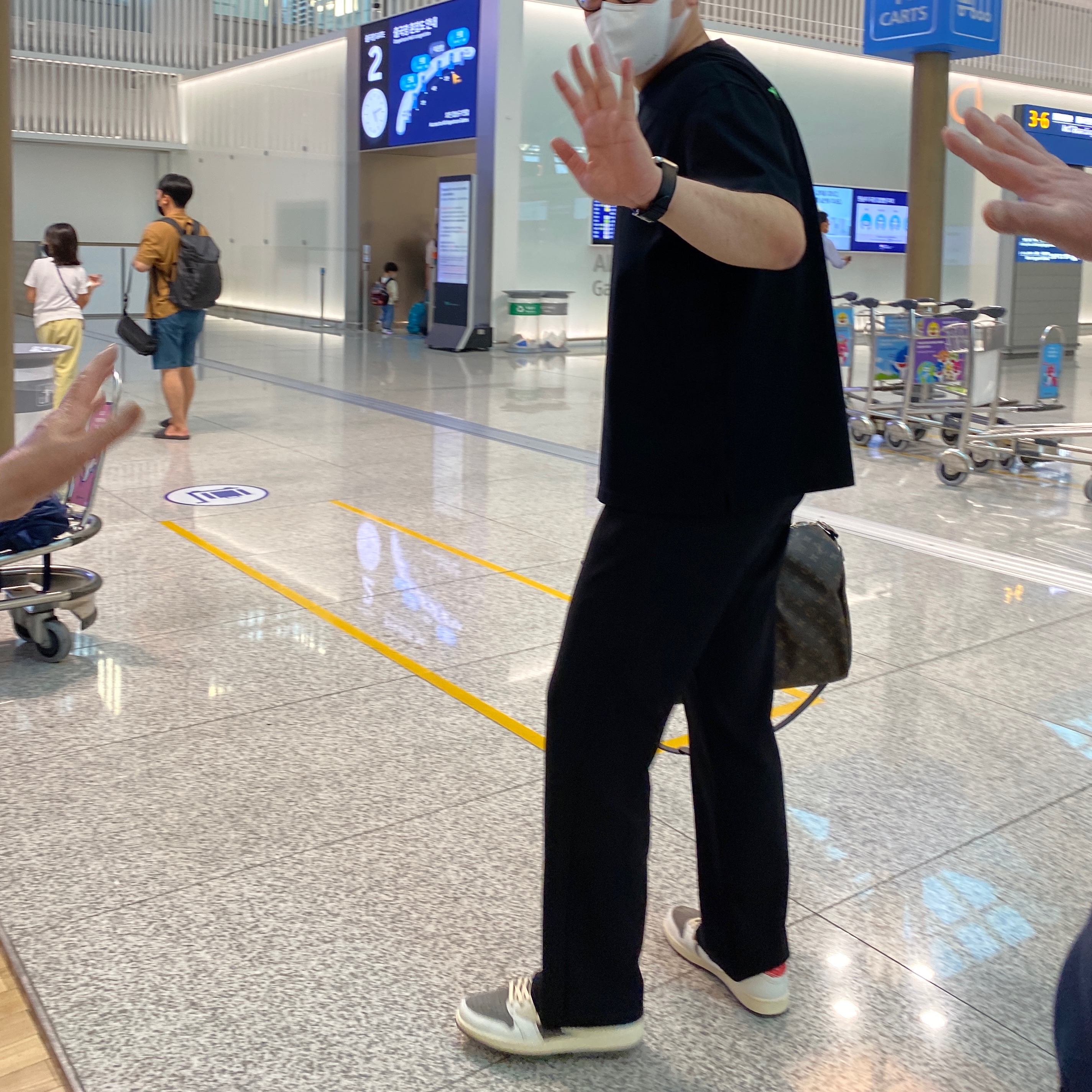 Jordan 1 x Travis Scott Retro Low OG SP Sail and Ridgerock, Wooyoungmi Glow Graphic Back Logo T-Shirt Black - 22SS 착용 스타일
