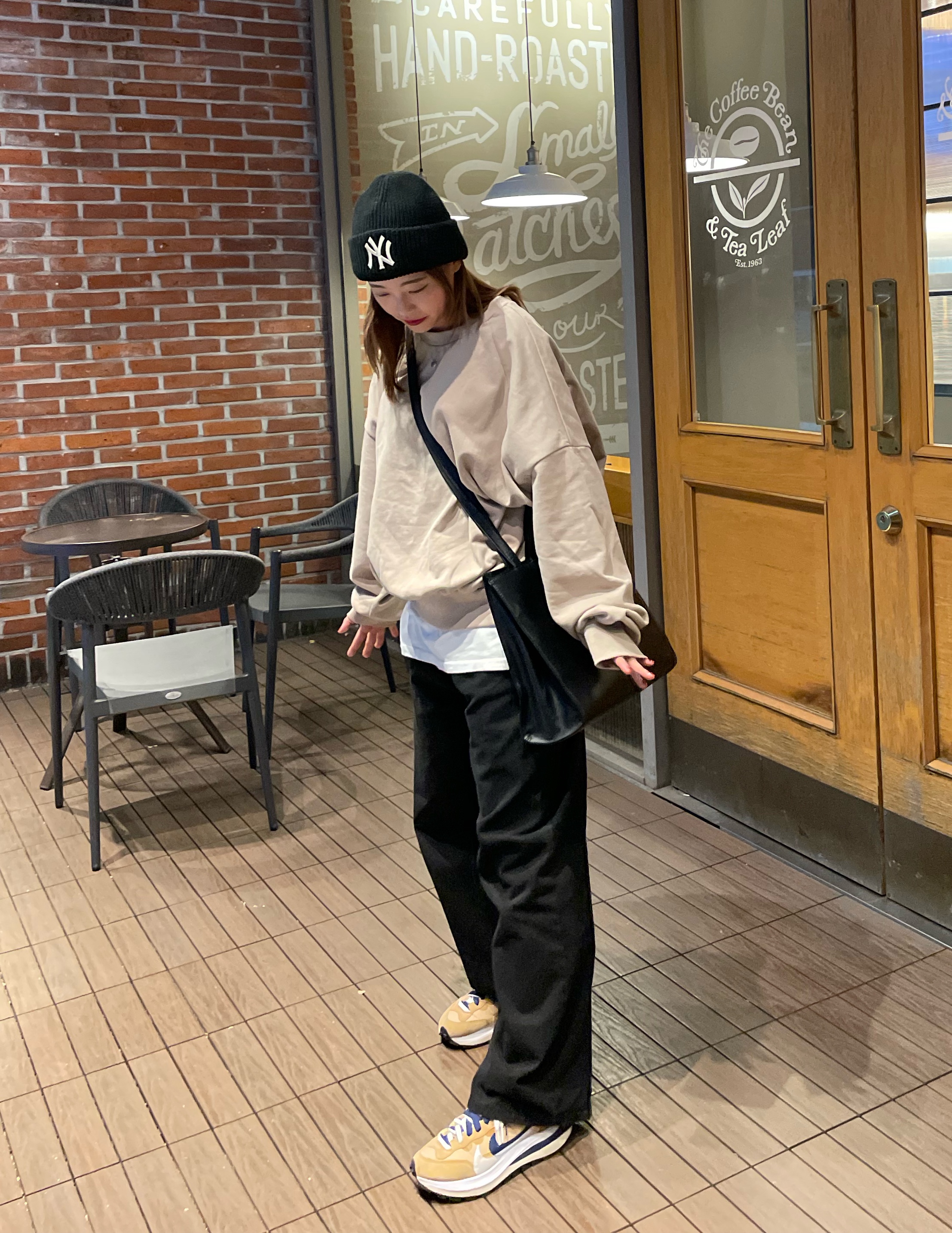 Nike x Sacai VaporWaffle Sesame and Blue Void, Telfar Medium Shopping Bag Black 착용 스타일 - 3