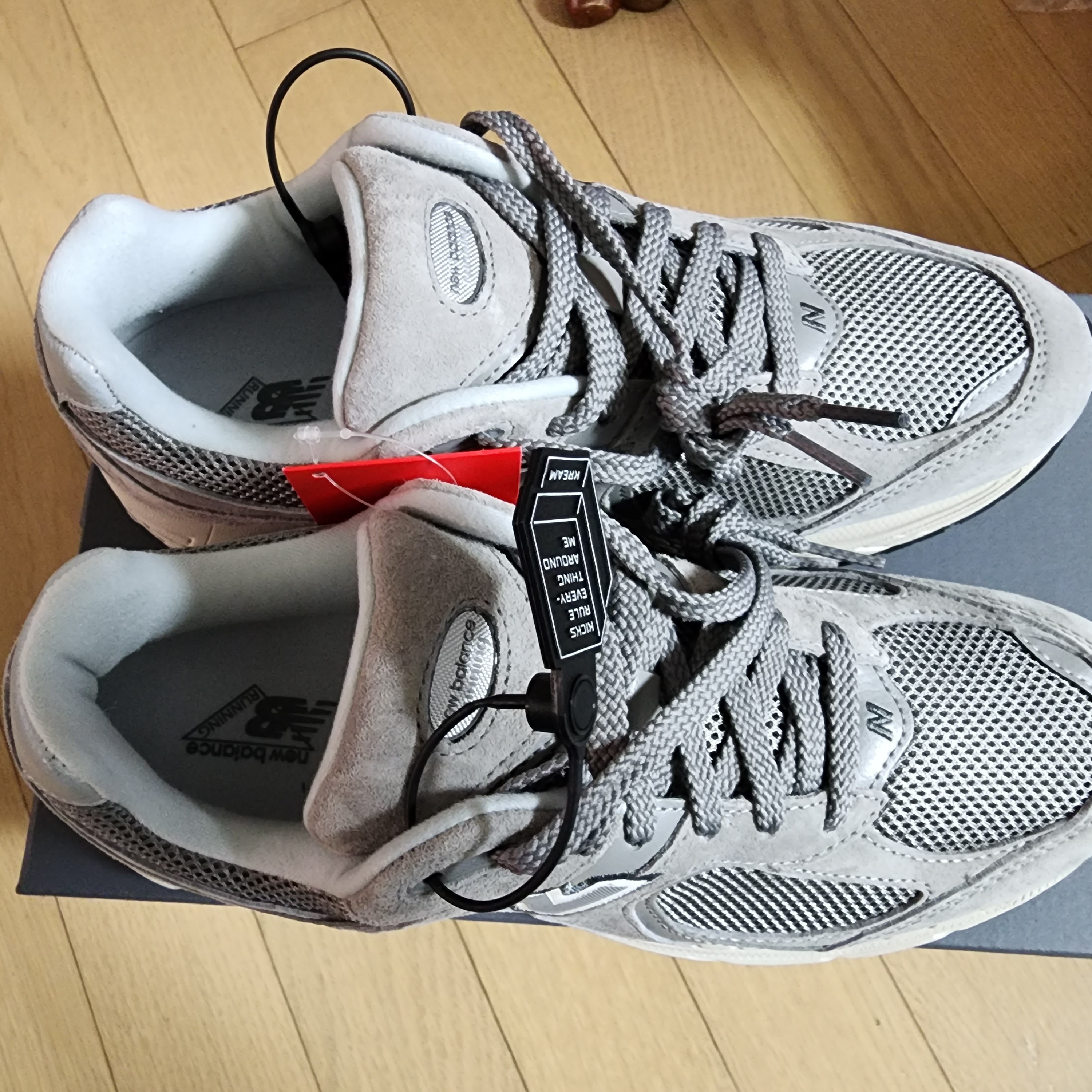 New Balance 2002R Grey 착용 스타일 - 2