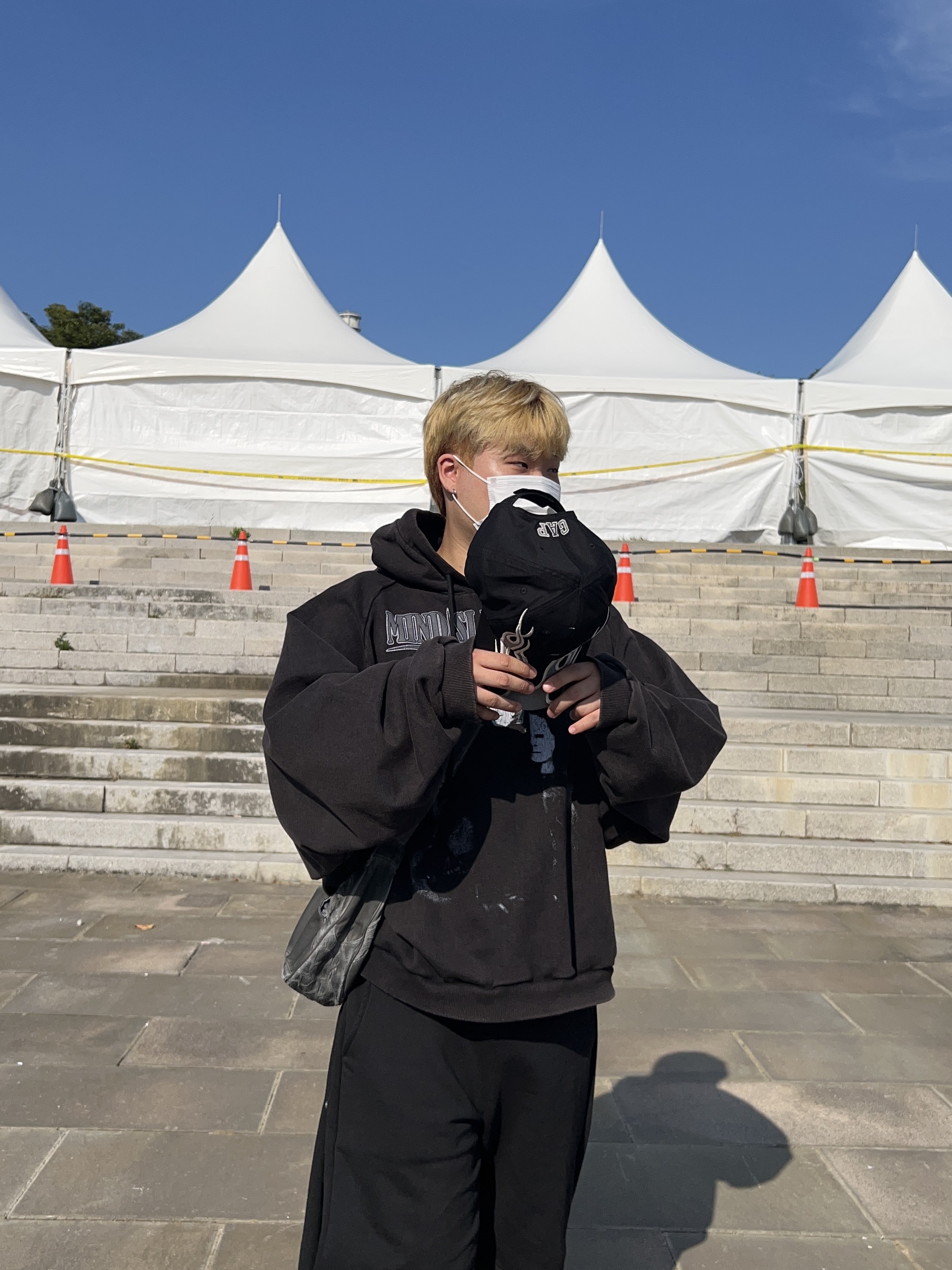 Yeezy Gap Engineered By Balenciaga Flame Cap Black, Balenciaga Rubber Mold Closed Black 착용 스타일 - 5