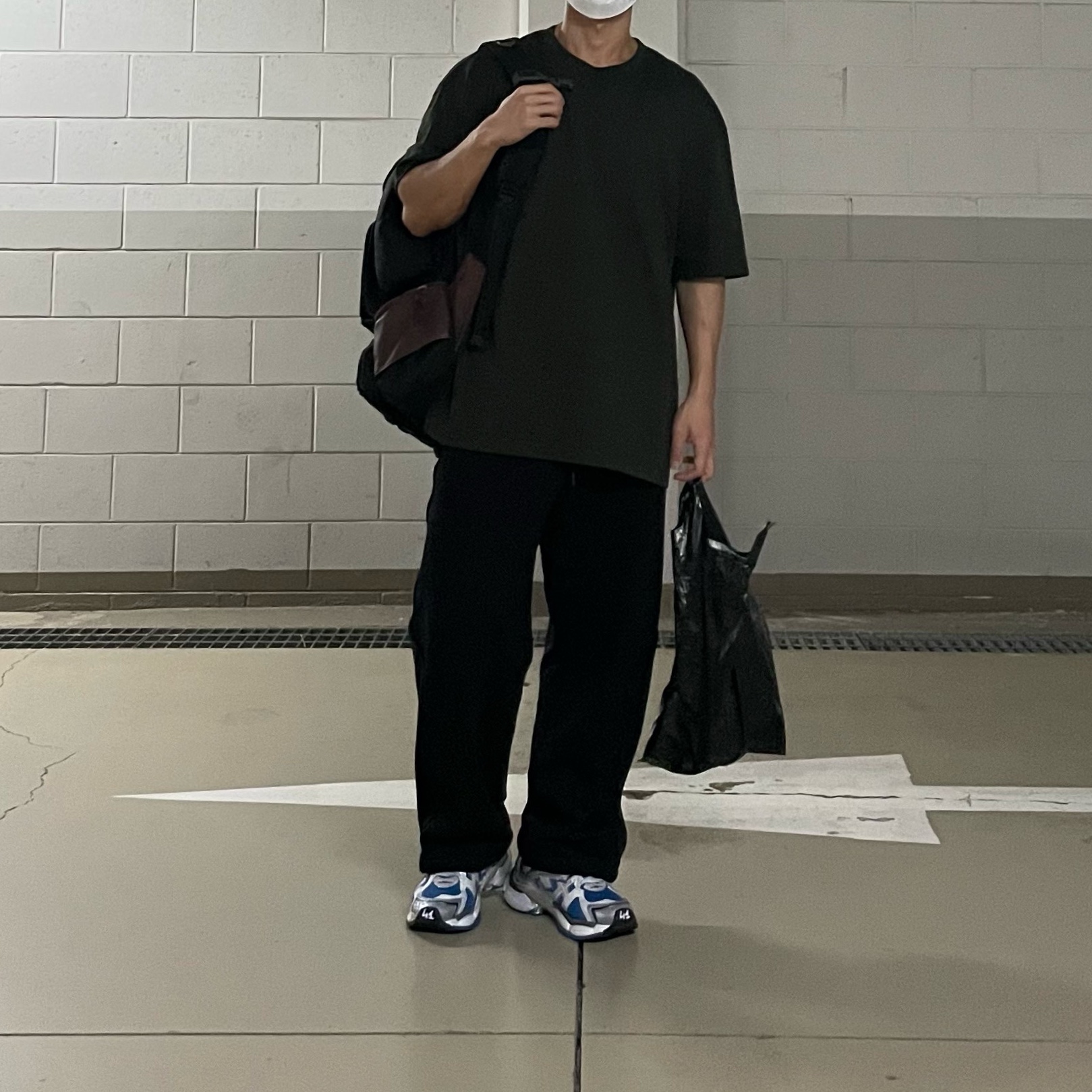 Balenciaga Runner Sneakers Blue White 착용 스타일 - 2