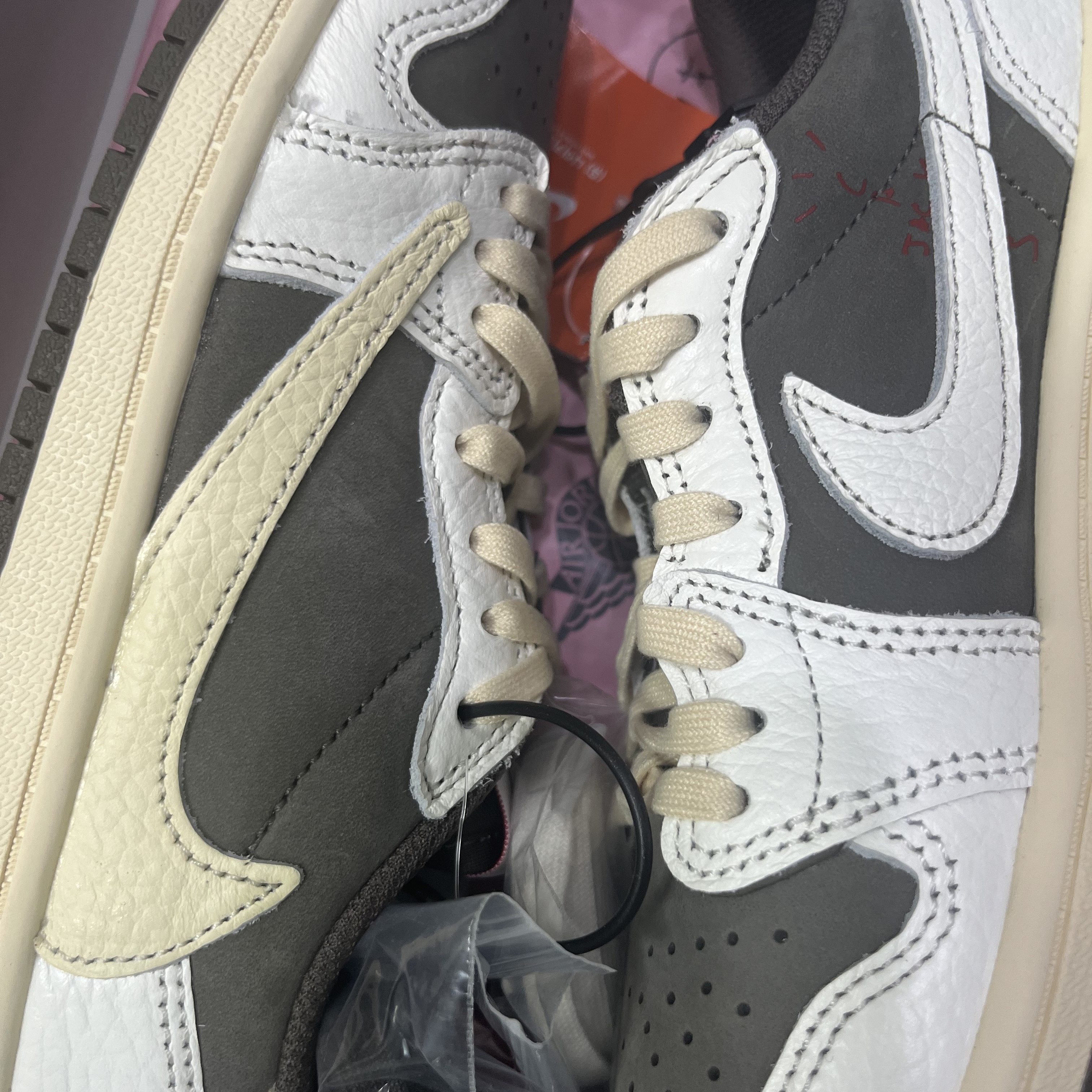 Jordan 1 x Travis Scott Retro Low OG SP Sail and Ridgerock, (PS) Jordan 1 x Travis Scott Retro Low OG SP Sail and Ridgerock 착용 스타일 - 1