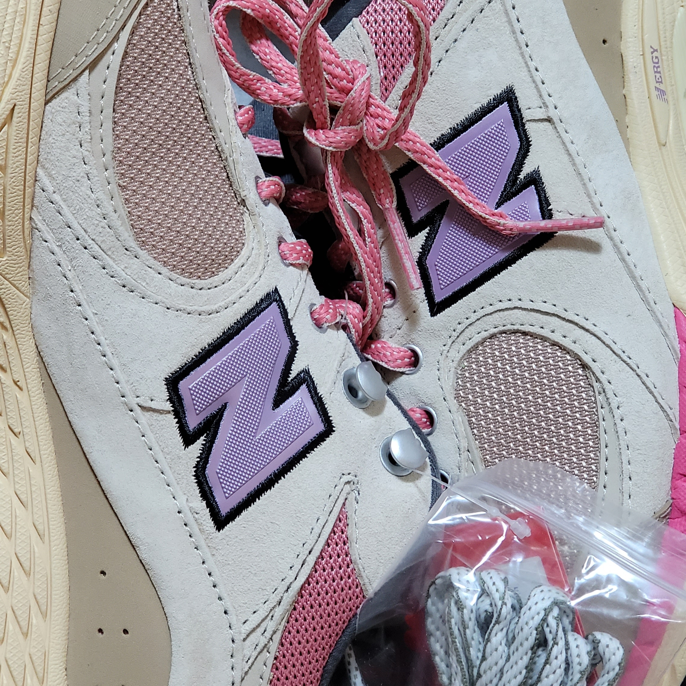 New Balance 2002R Calm Taupe 착용 스타일 - 4
