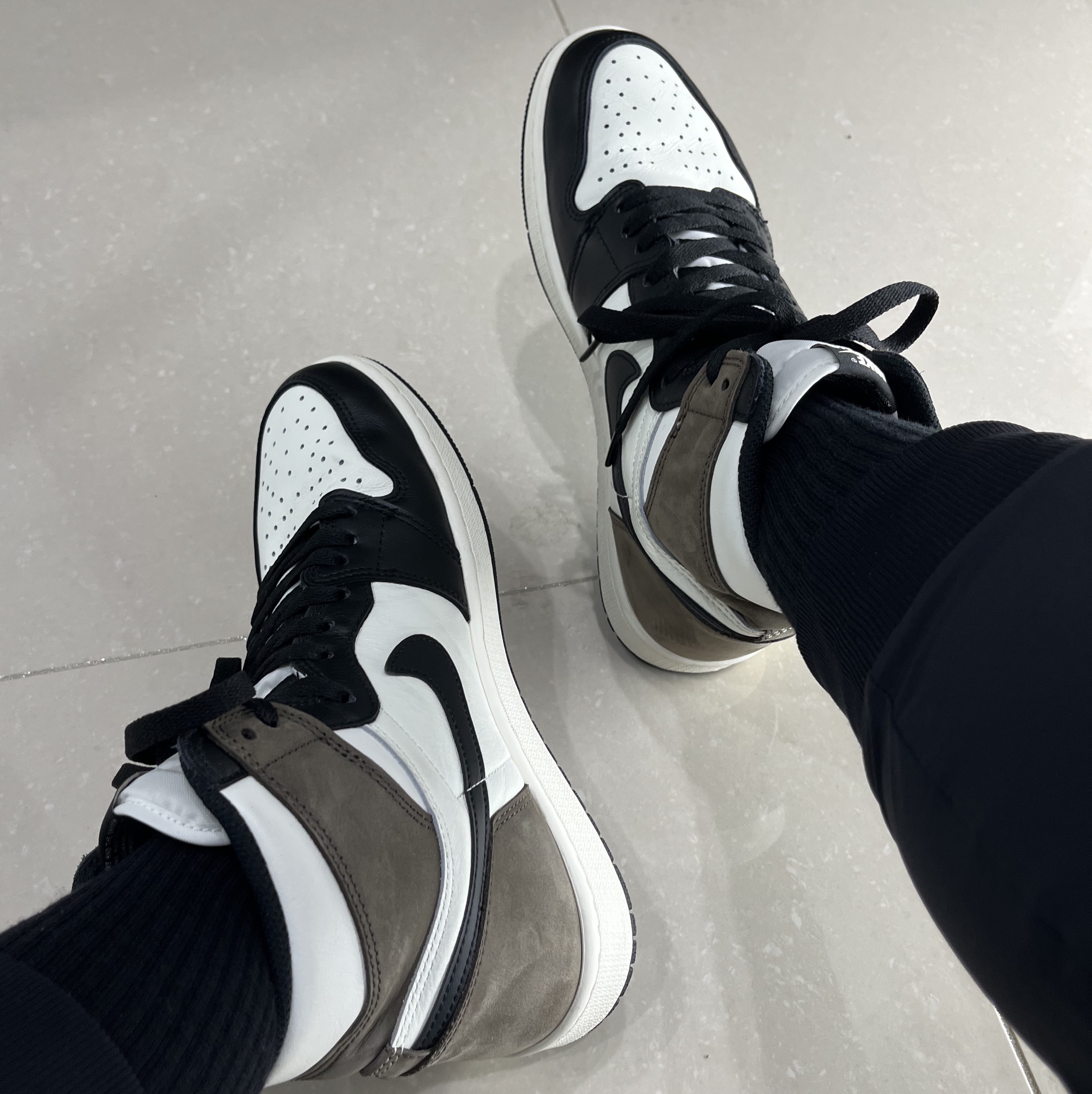 Jordan 1 Retro High OG Black Mocha 착용 스타일 - 2