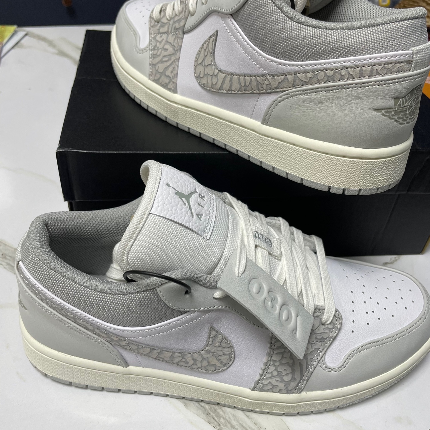 Jordan 1 Low PRM Elephant Print 착용 스타일 - 1