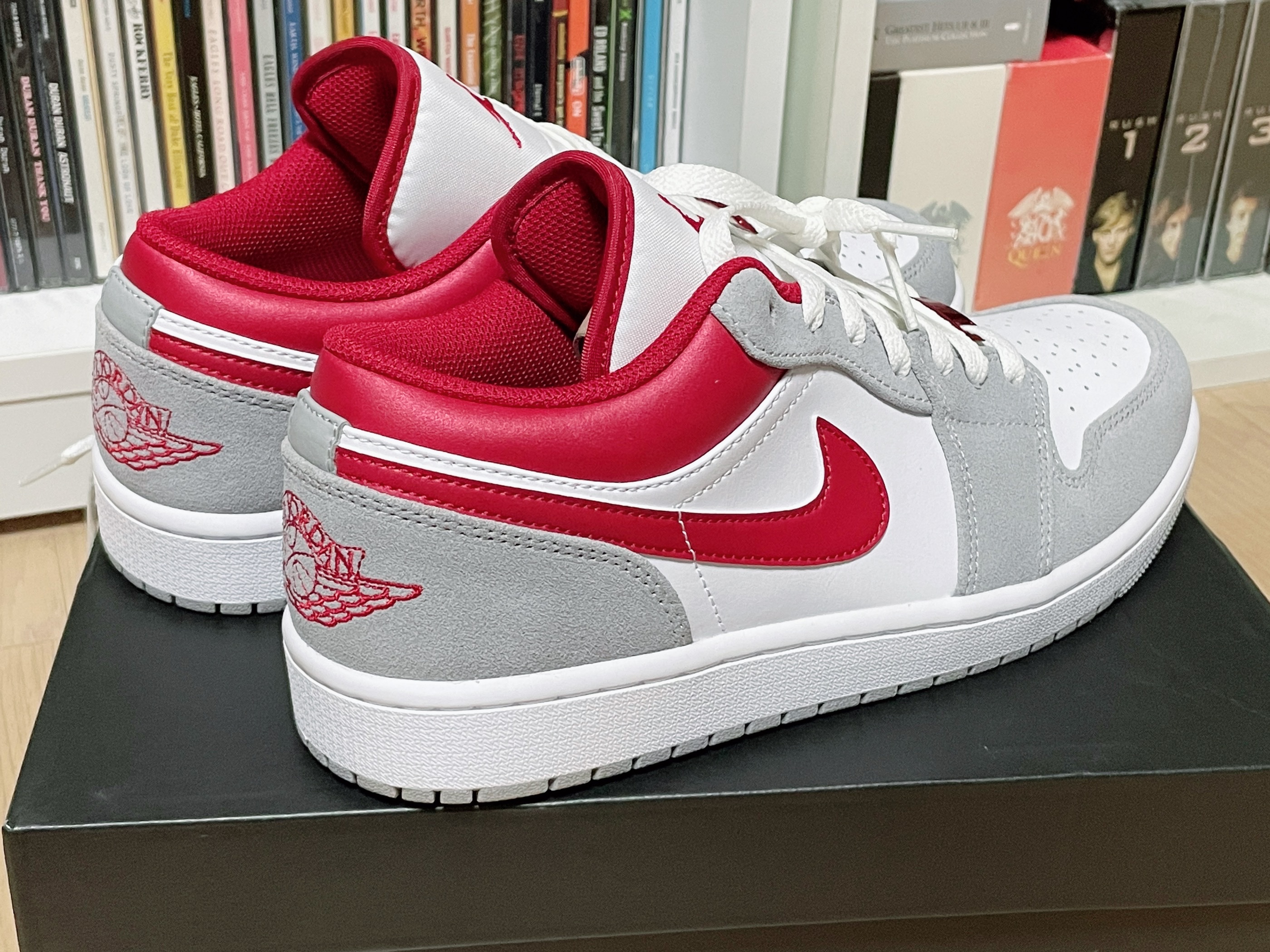 Jordan 1 Low SE Light Smoke Grey Gym Red 착용 스타일