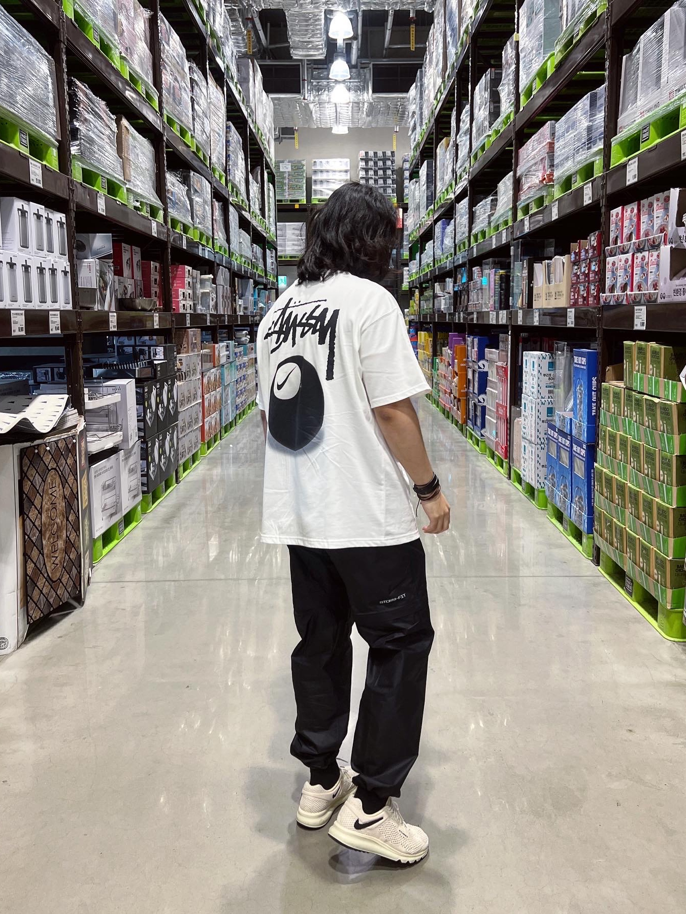 Nike x Stussy Air Max 2013 Fossil, Nike x Stussy NRG FL SS 8 Ball T-Shirt White (DO9322-100) 착용 스타일 - 1