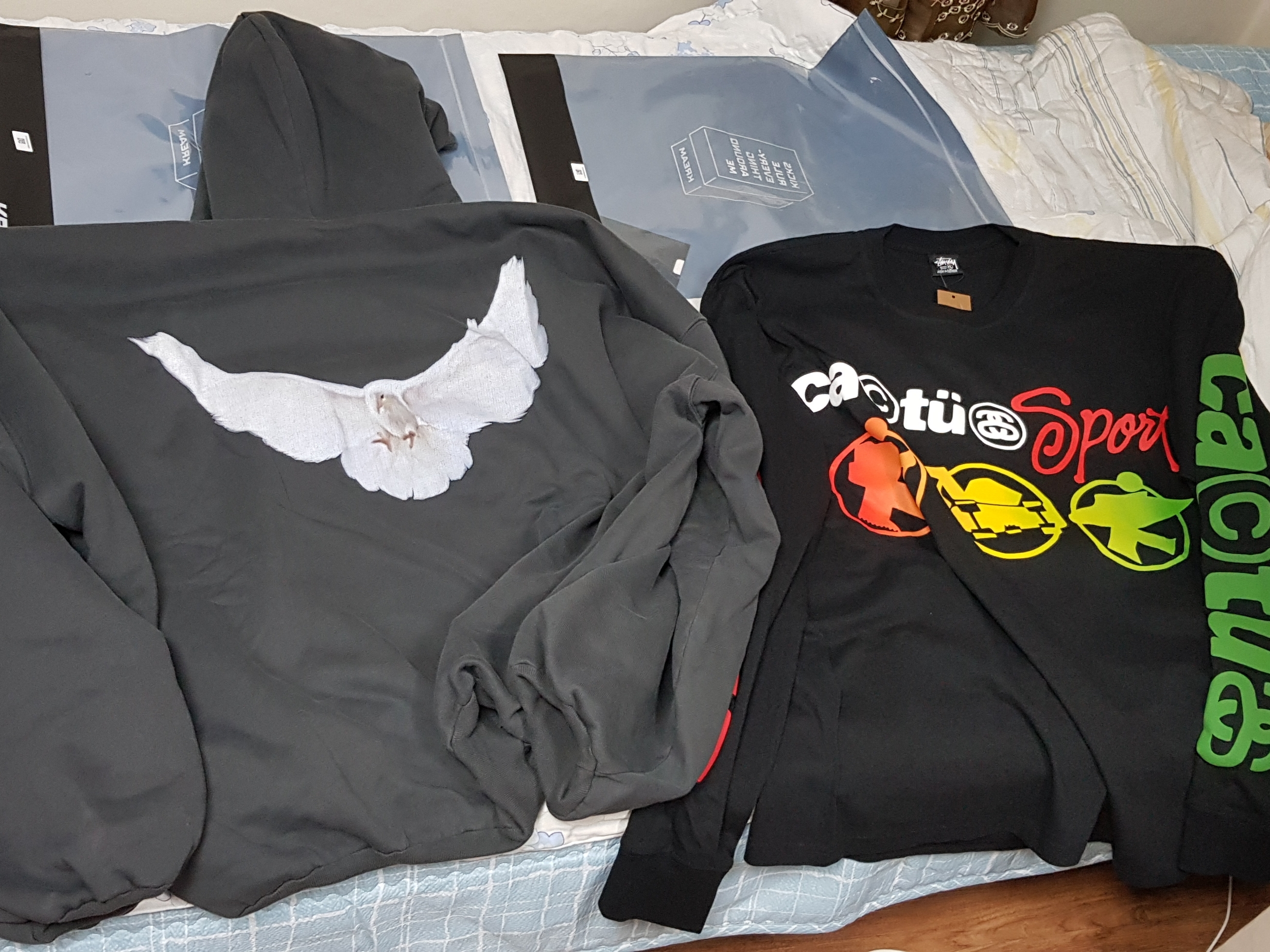 Yeezy Gap Engineered By Balenciaga Dove Hoodie Black 착용 스타일