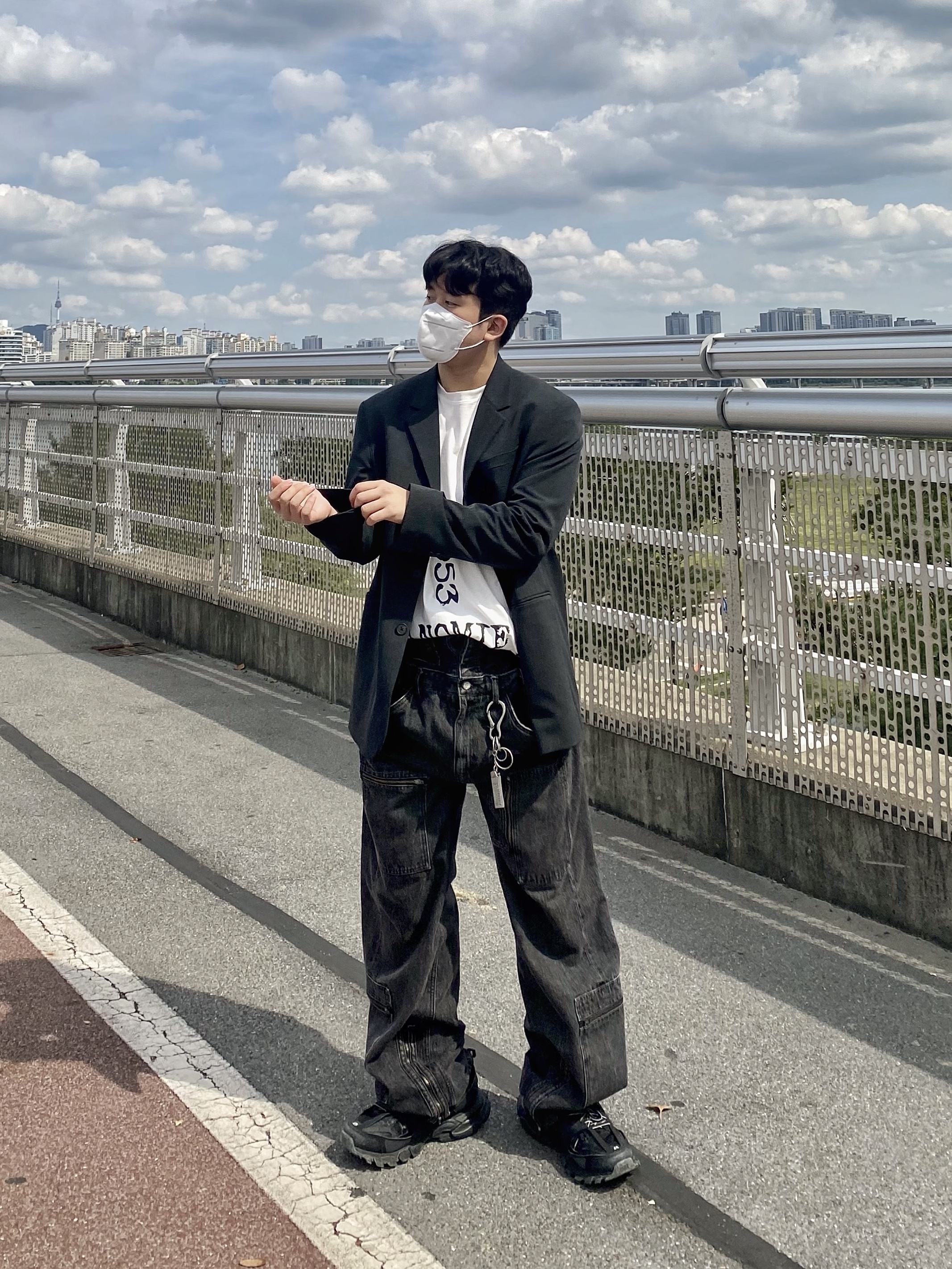 Balenciaga Track Sneakers Black White 착용 스타일 - 1