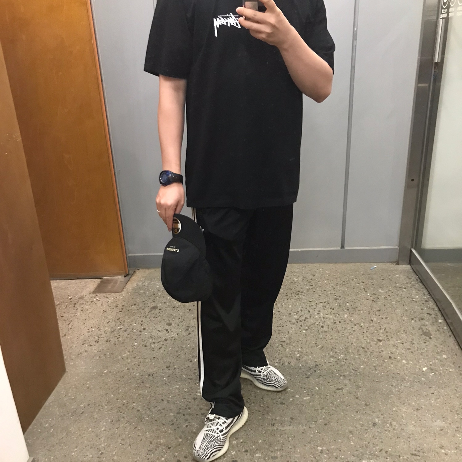 Adidas Yeezy Boost 350 V2 Zebra 2022/2023, Stussy Fuzzy Dice T-Shirt Black 착용 스타일