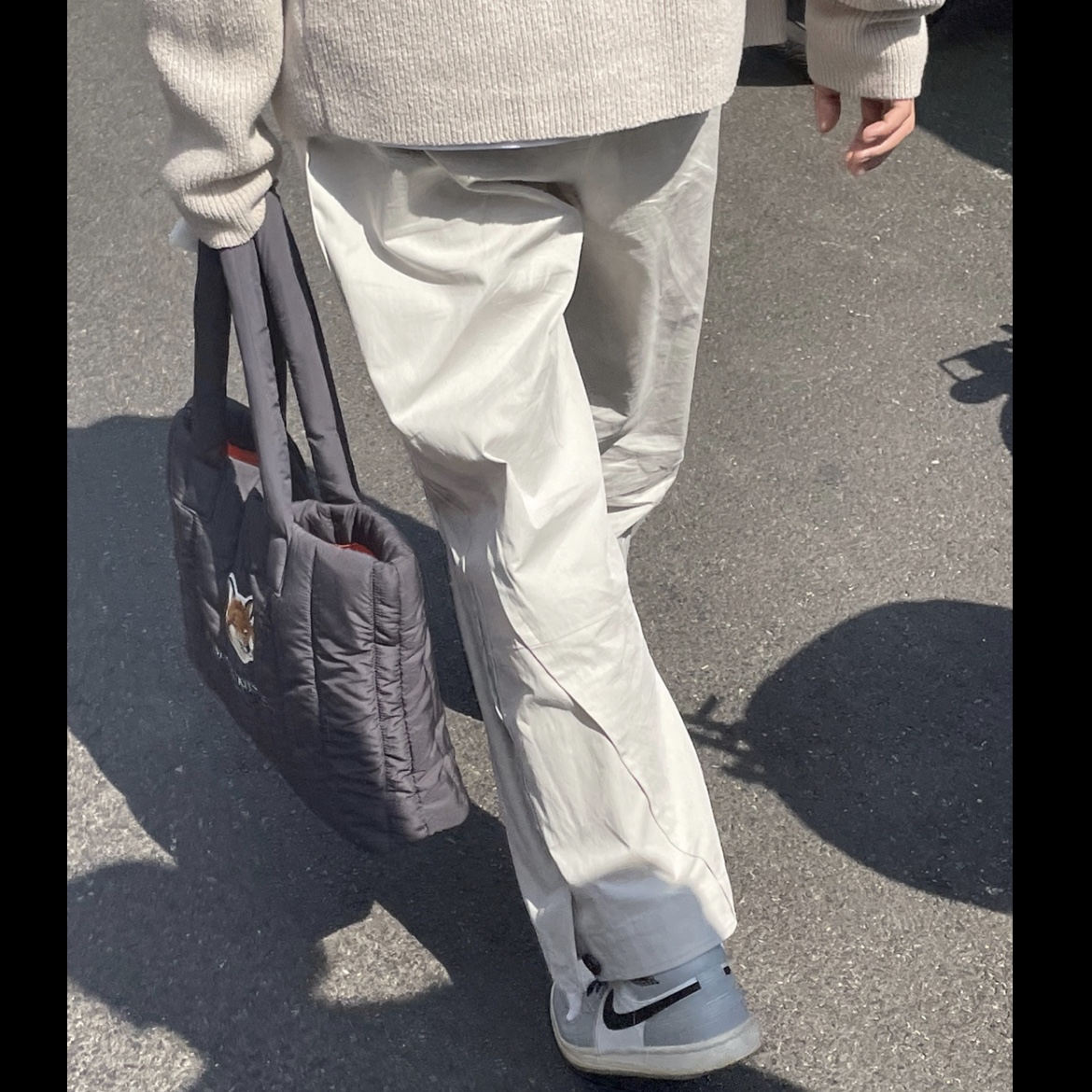 Jordan 1 Mid Light Smoke Grey, Maison Kitsune x Laneige Padded Bag Navy 착용 스타일 - 2
