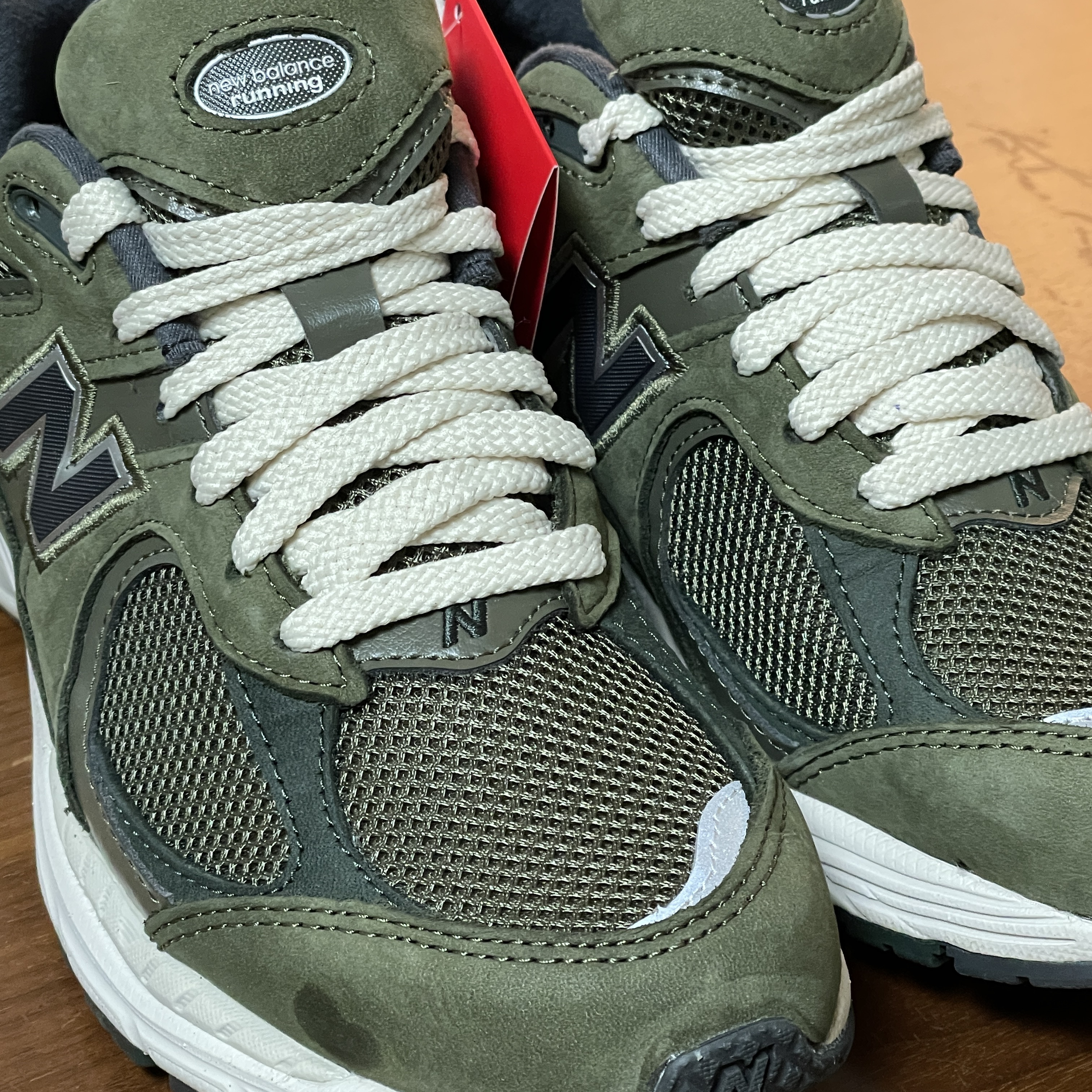 New Balance 2002R Grape Leaf 착용 스타일 - 2