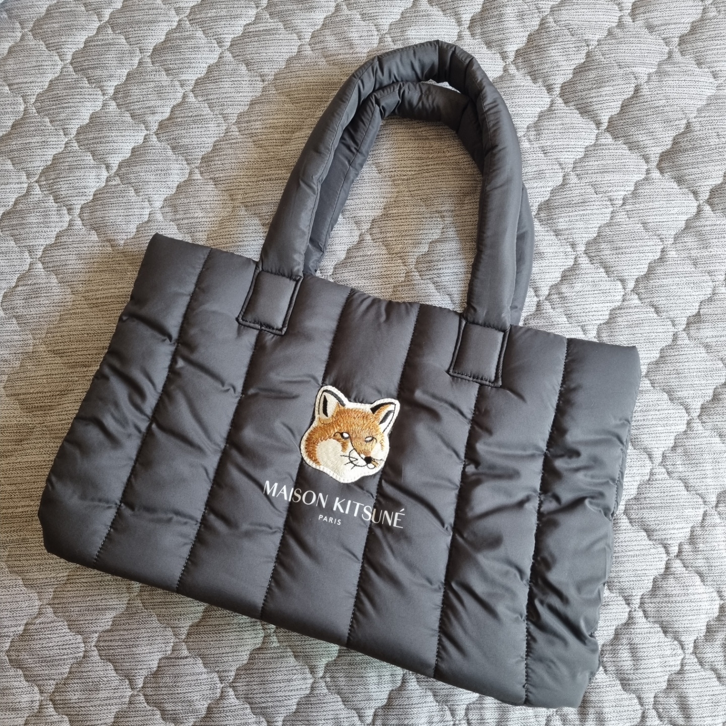 Maison Kitsune x Laneige Padded Bag Navy 착용 스타일