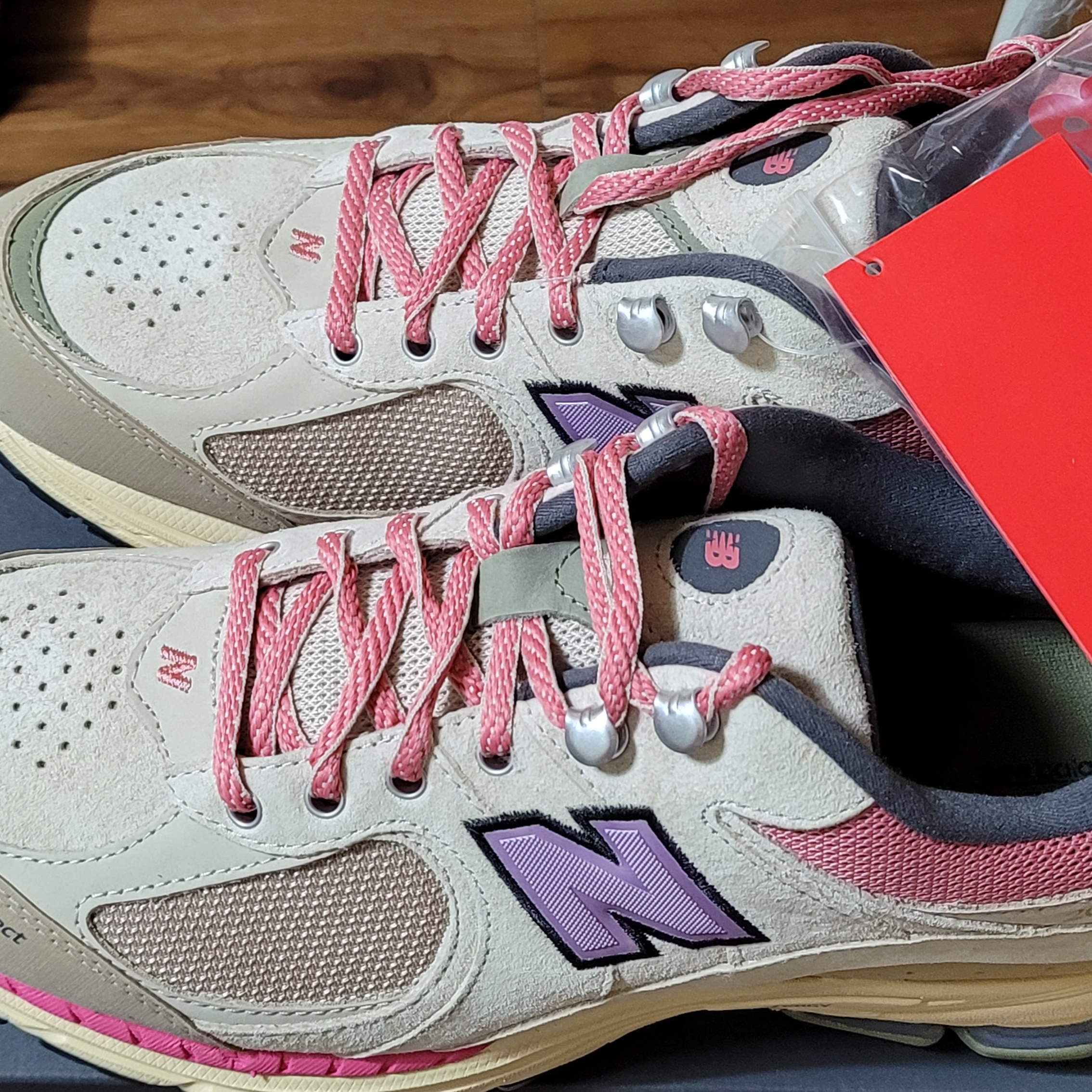 New Balance 2002R Calm Taupe 착용 스타일 - 1