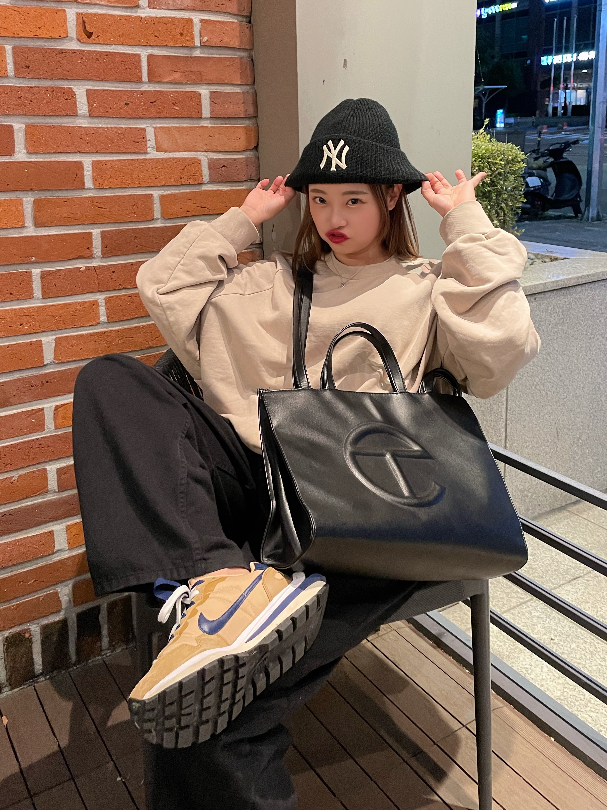 Nike x Sacai VaporWaffle Sesame and Blue Void, Telfar Medium Shopping Bag Black 착용 스타일 - 4