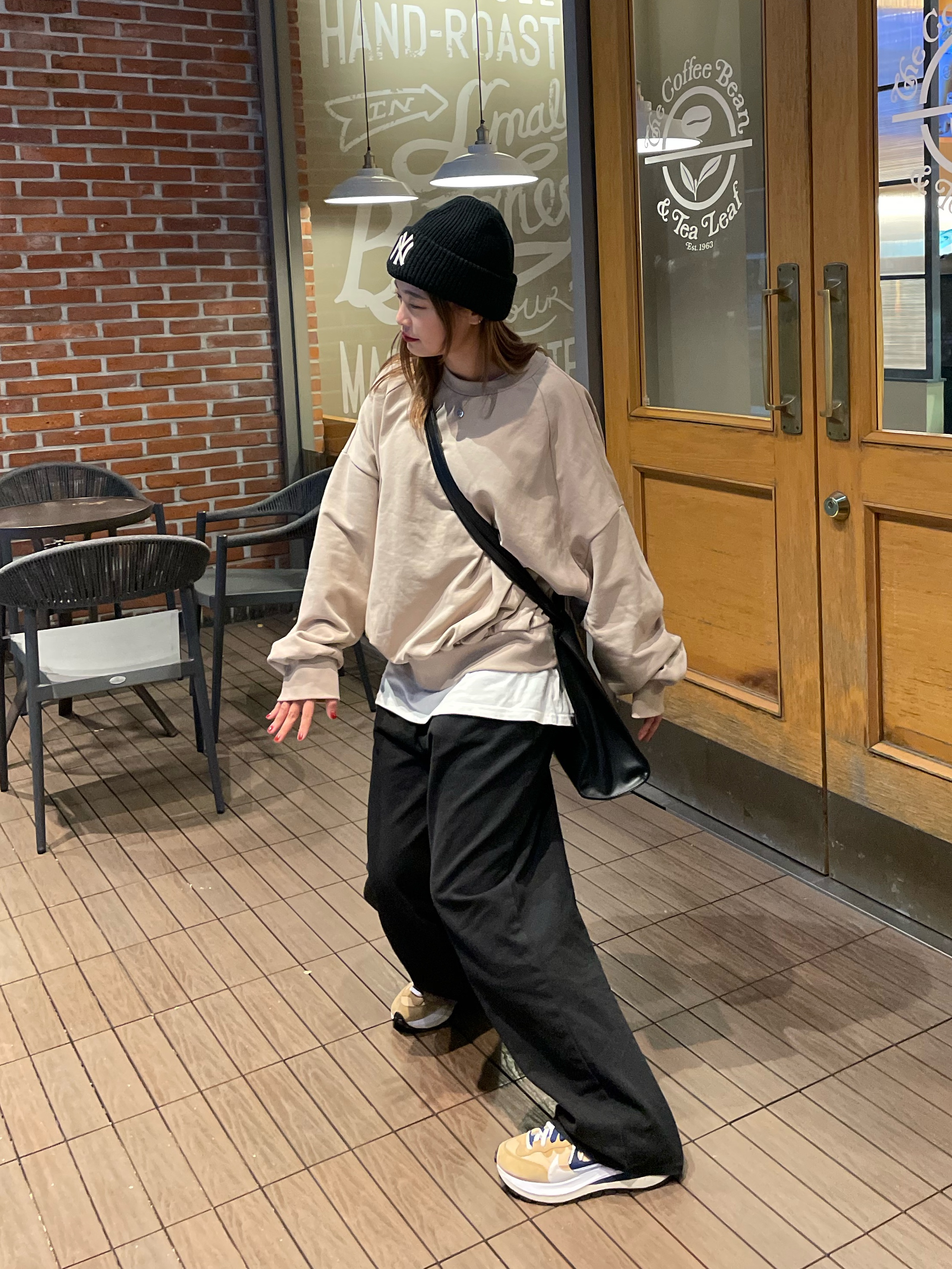 Nike x Sacai VaporWaffle Sesame and Blue Void, Telfar Medium Shopping Bag Black 착용 스타일 - 4