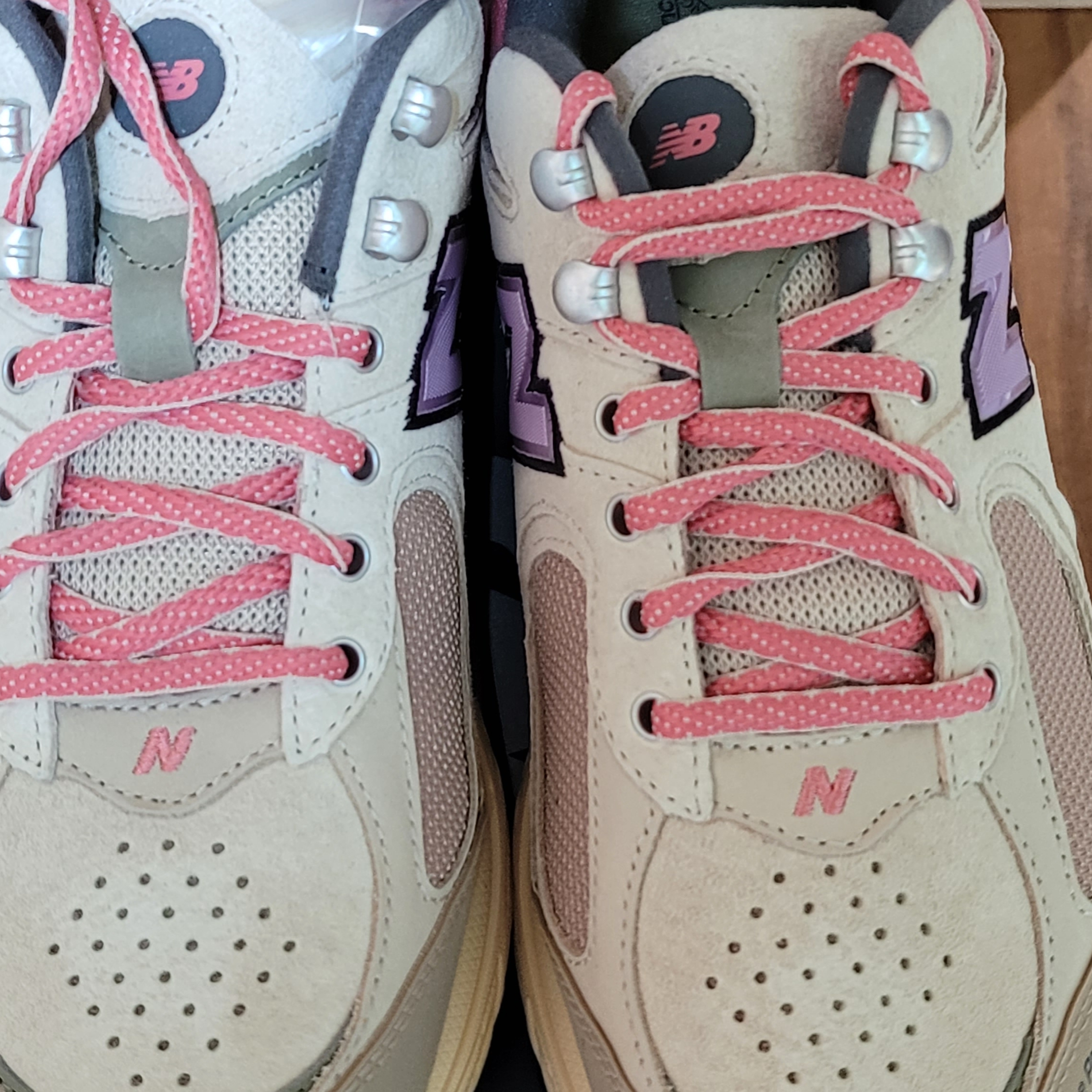 New Balance 2002R Calm Taupe 착용 스타일 - 2