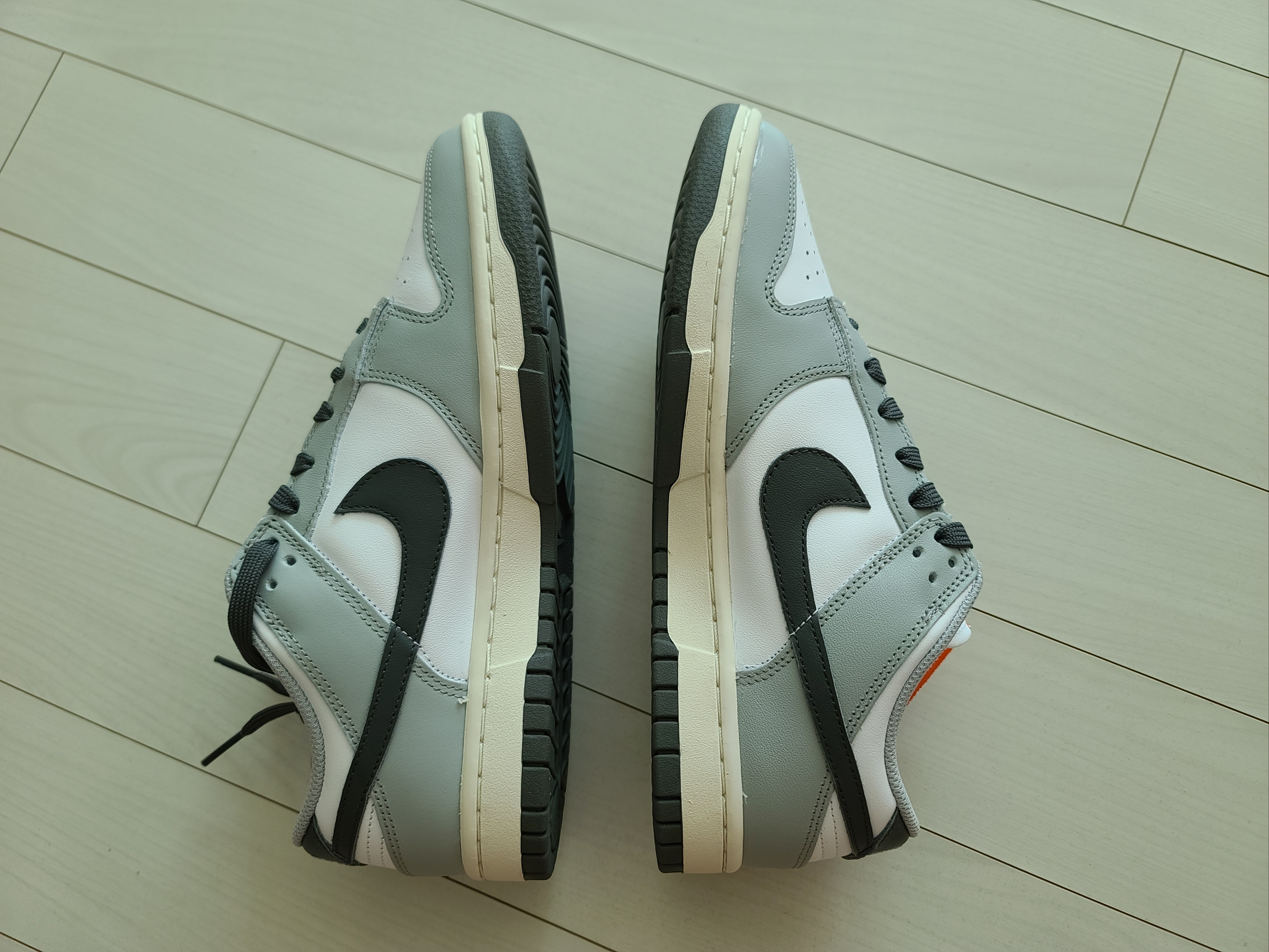 (W) Nike Dunk Low Light Smoke Grey 착용 스타일 - 5