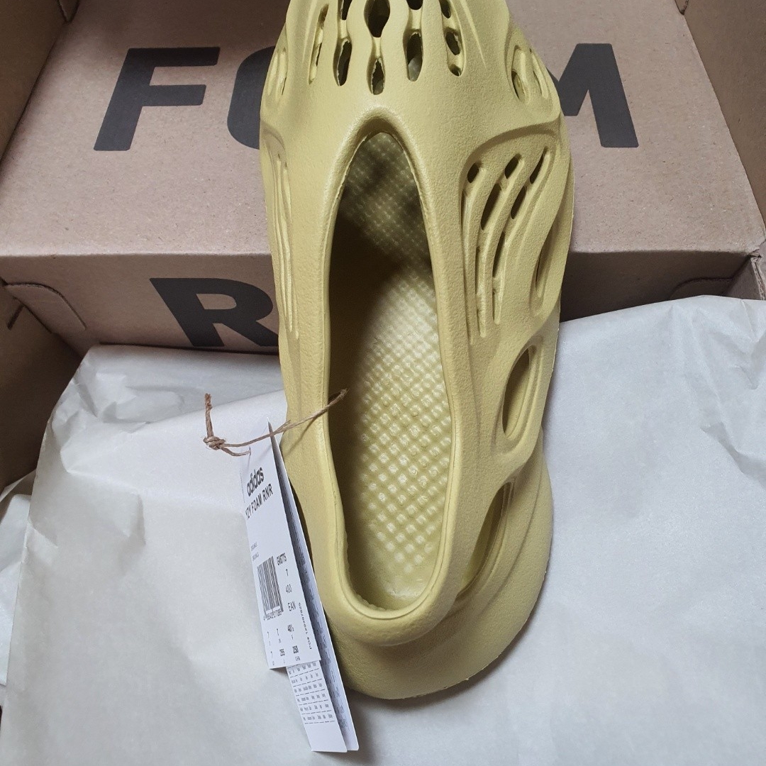 Adidas Yeezy Foam RNNR Sulfur 착용 스타일