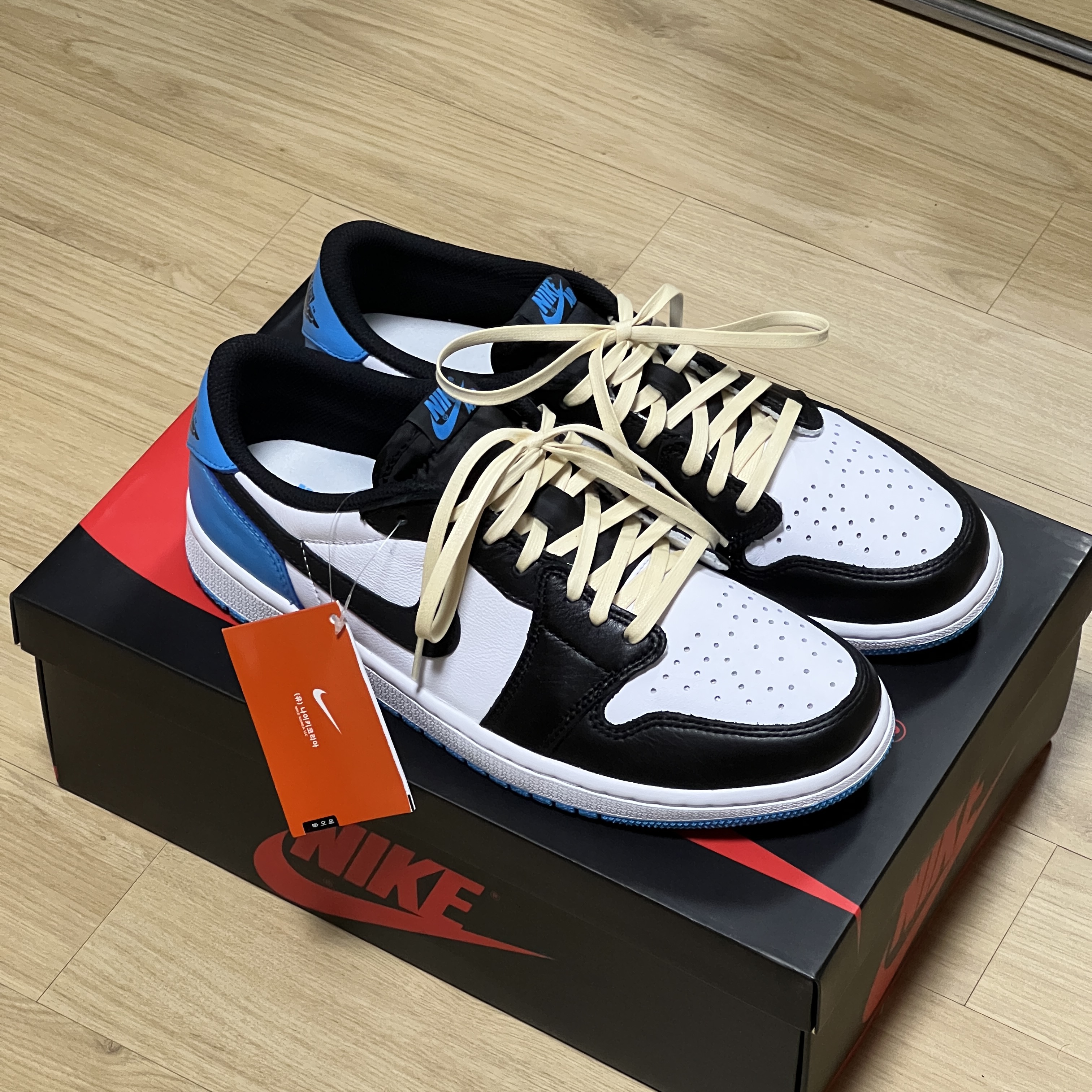 Jordan 1 Retro Low OG Black and Dark Powder Blue, Essentials T-Shirt Black - 21SS 착용 스타일 - 3