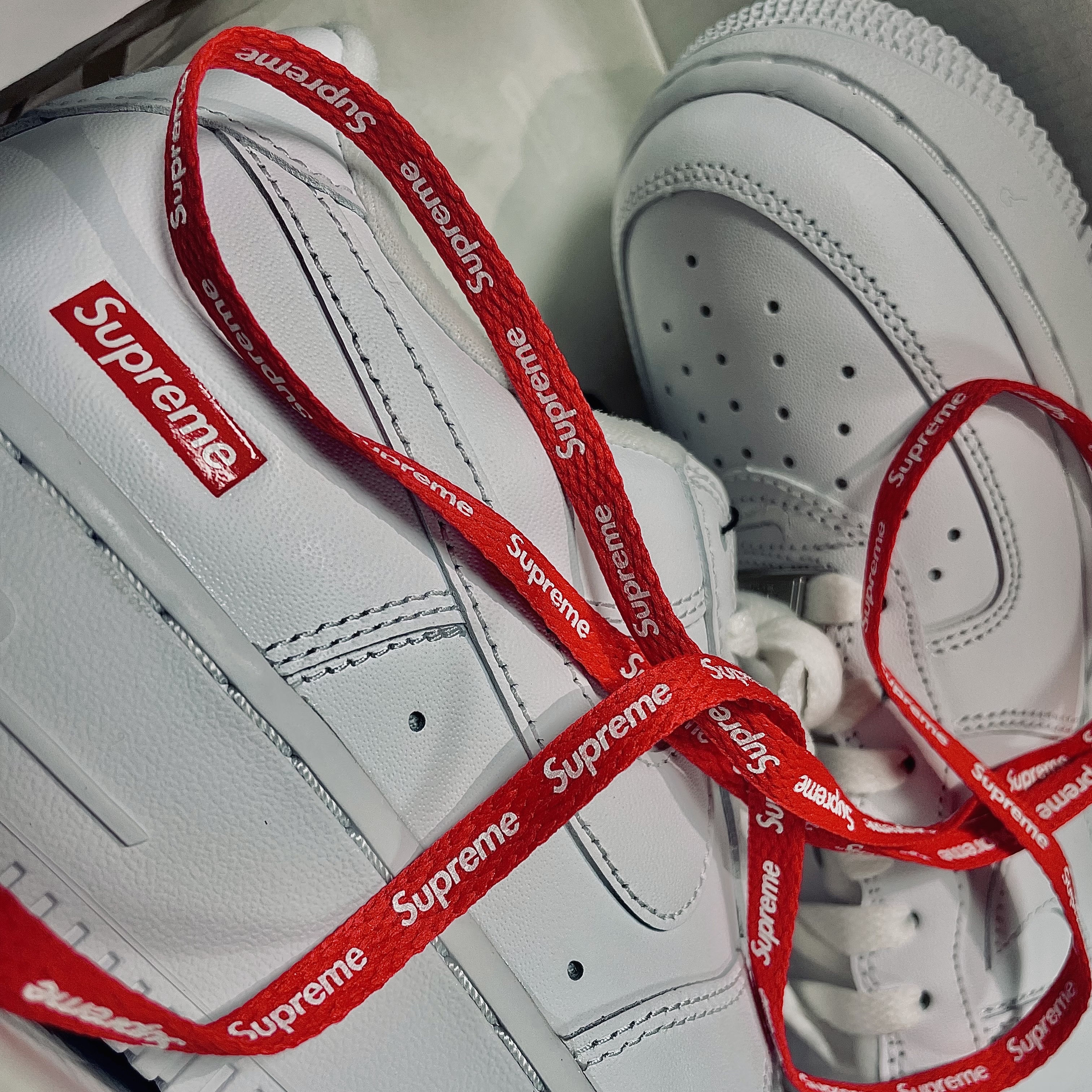 Nike x Supreme Air Force 1 Low White 착용 스타일