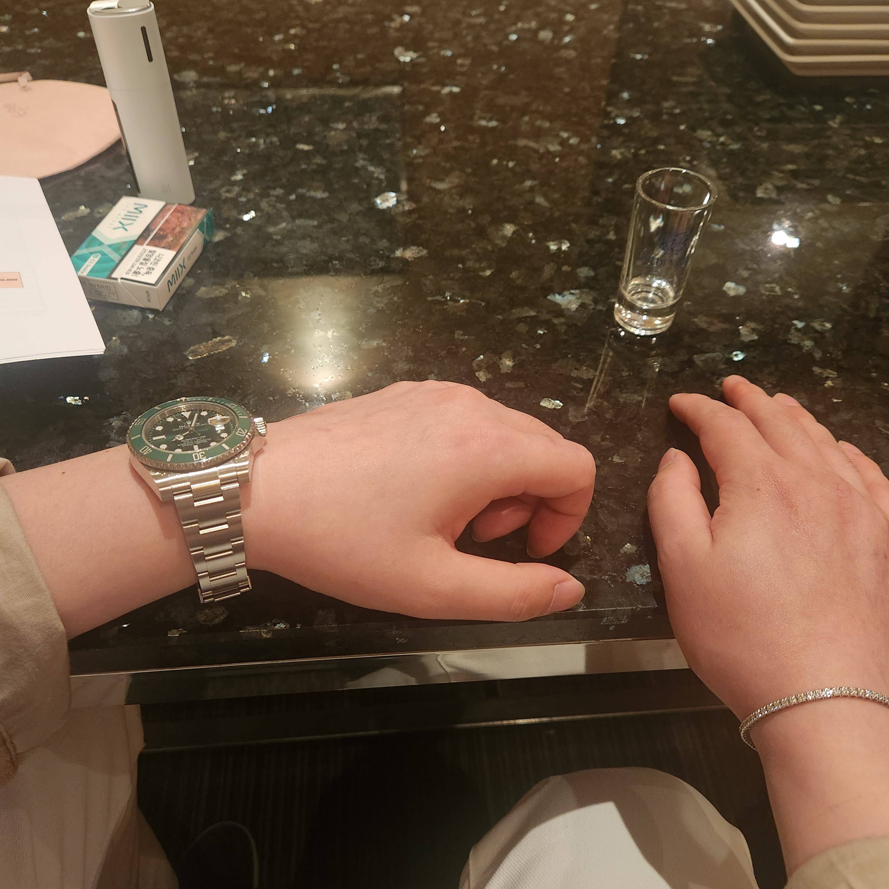 Rolex Submariner Date 40mm 116610LV Green Oyster 착용 스타일